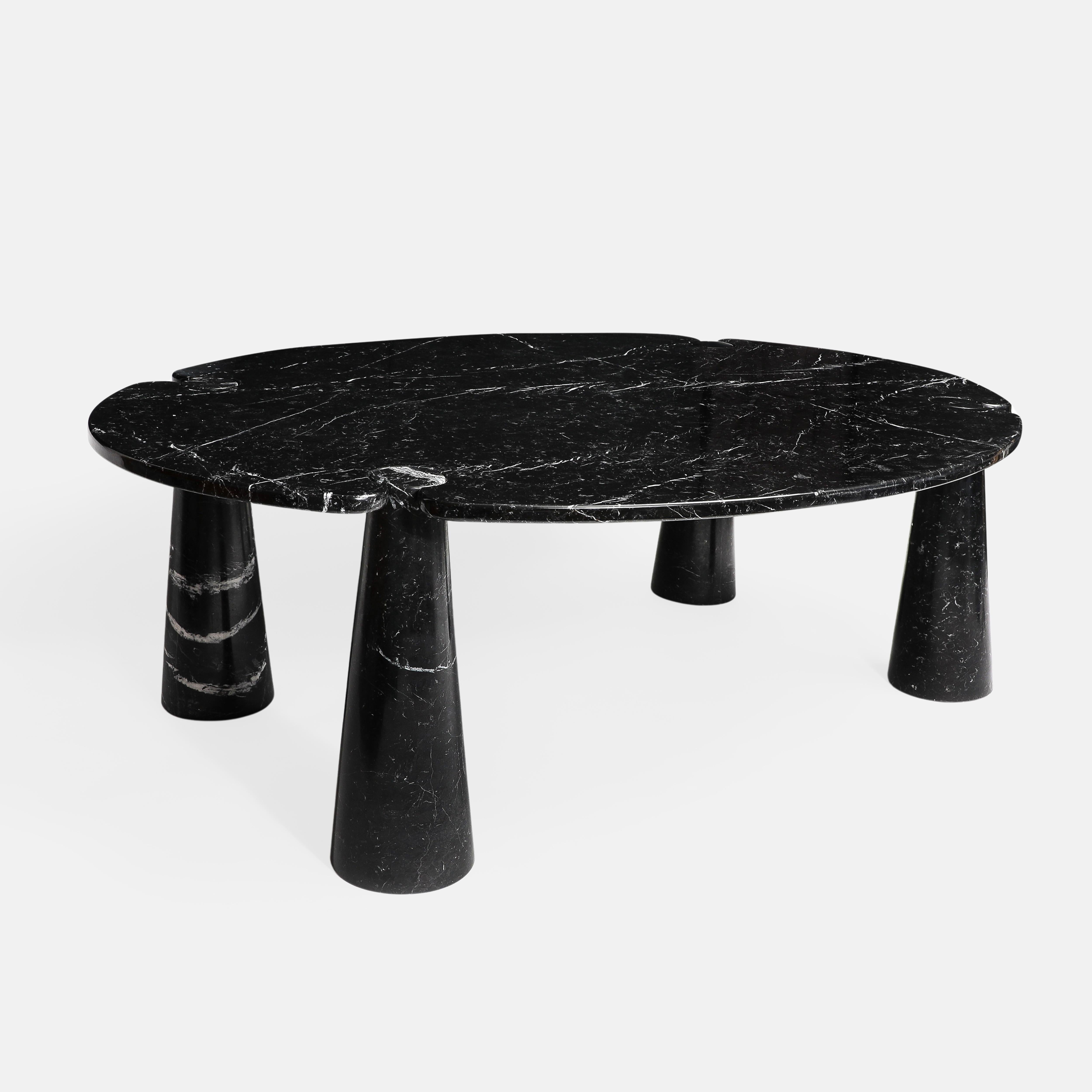 Entwurf von Angelo Mangiarotti für Skipper aus der Serie Eros, ikonischer und origineller ovaler Esstisch aus Nero Marquina oder schwarzem Marmor mit großer Platte auf vier konischen Sockeln, Italien, 1971. Dieser elegante, skulpturale Esstisch hat