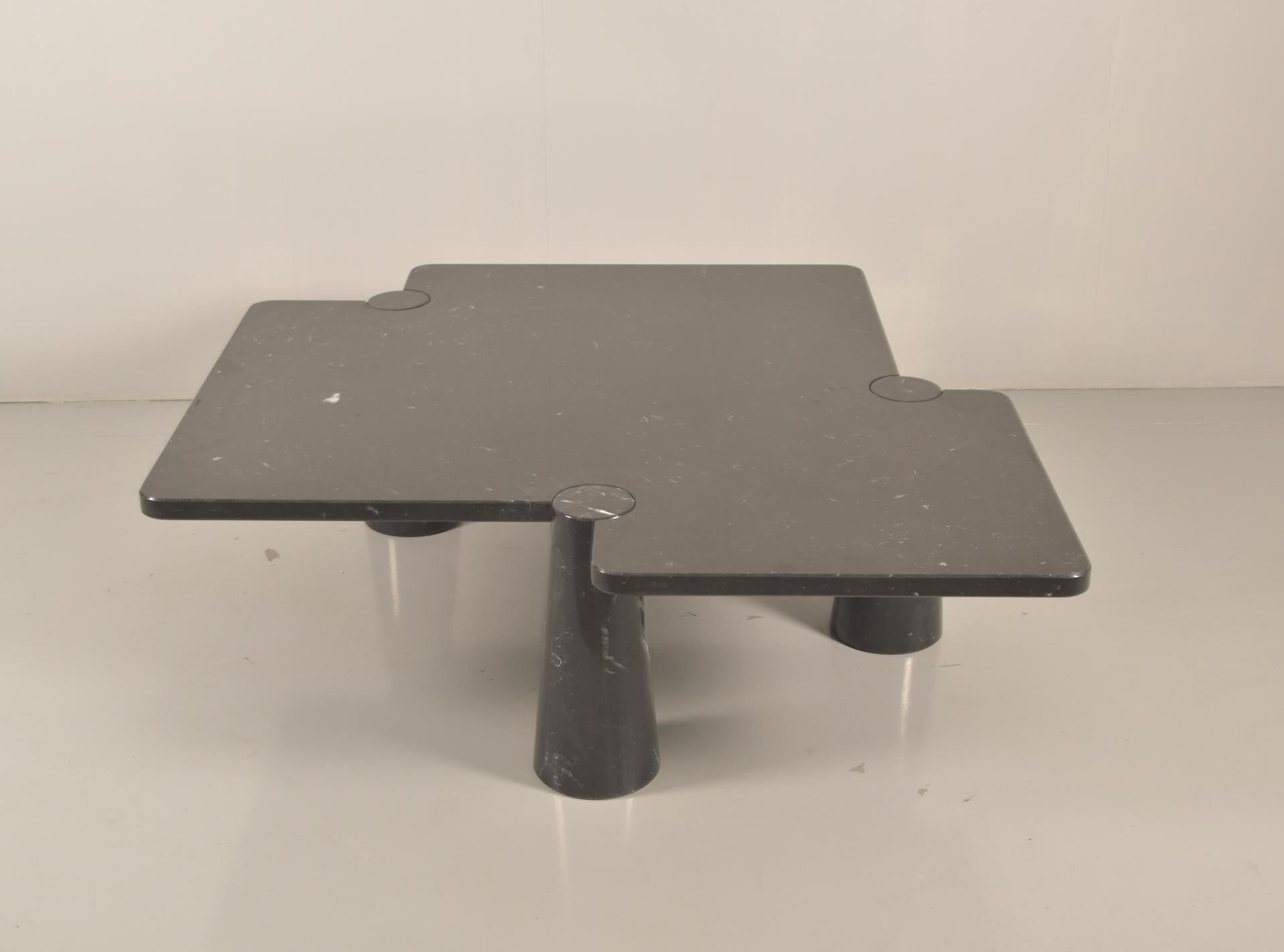 Angelo Mangiarotti for Skipper rare black Marquina marble coffee table.
This elegantly shaped model is rare and exquisite in its architectural design. Original Skipper label on underside.