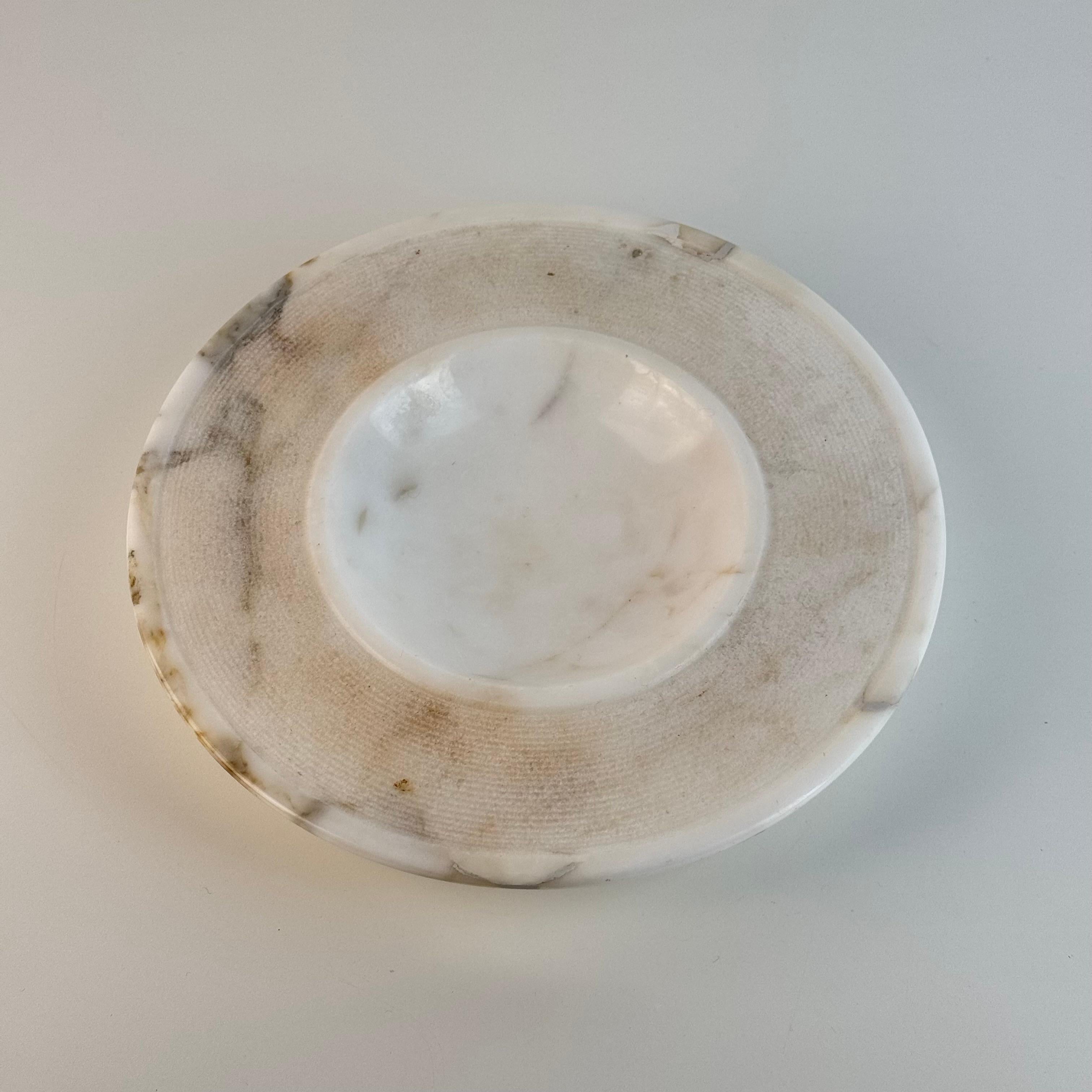 A sculptural and quietly monumental Carrara marble centrepiece by Angelo Mangiarotti for Skipper, dating from the 1970s. Entirely hand-carved from a single block of marble, the piece reveals all the nuance and sensuality of Mangiarotti’s material