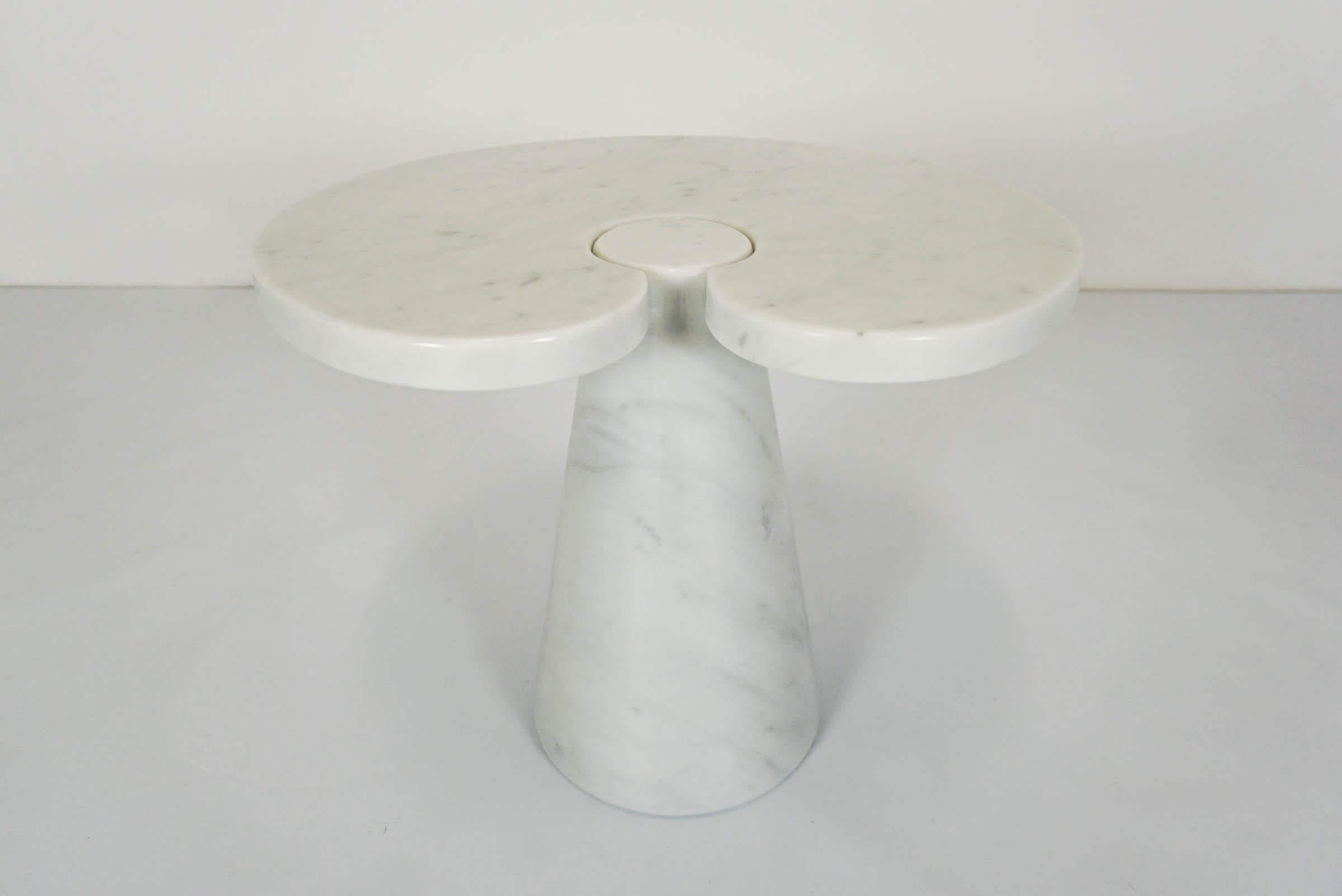 Very nice and sexy side table in white Carrara marble
Possibility of a second one in taller size.