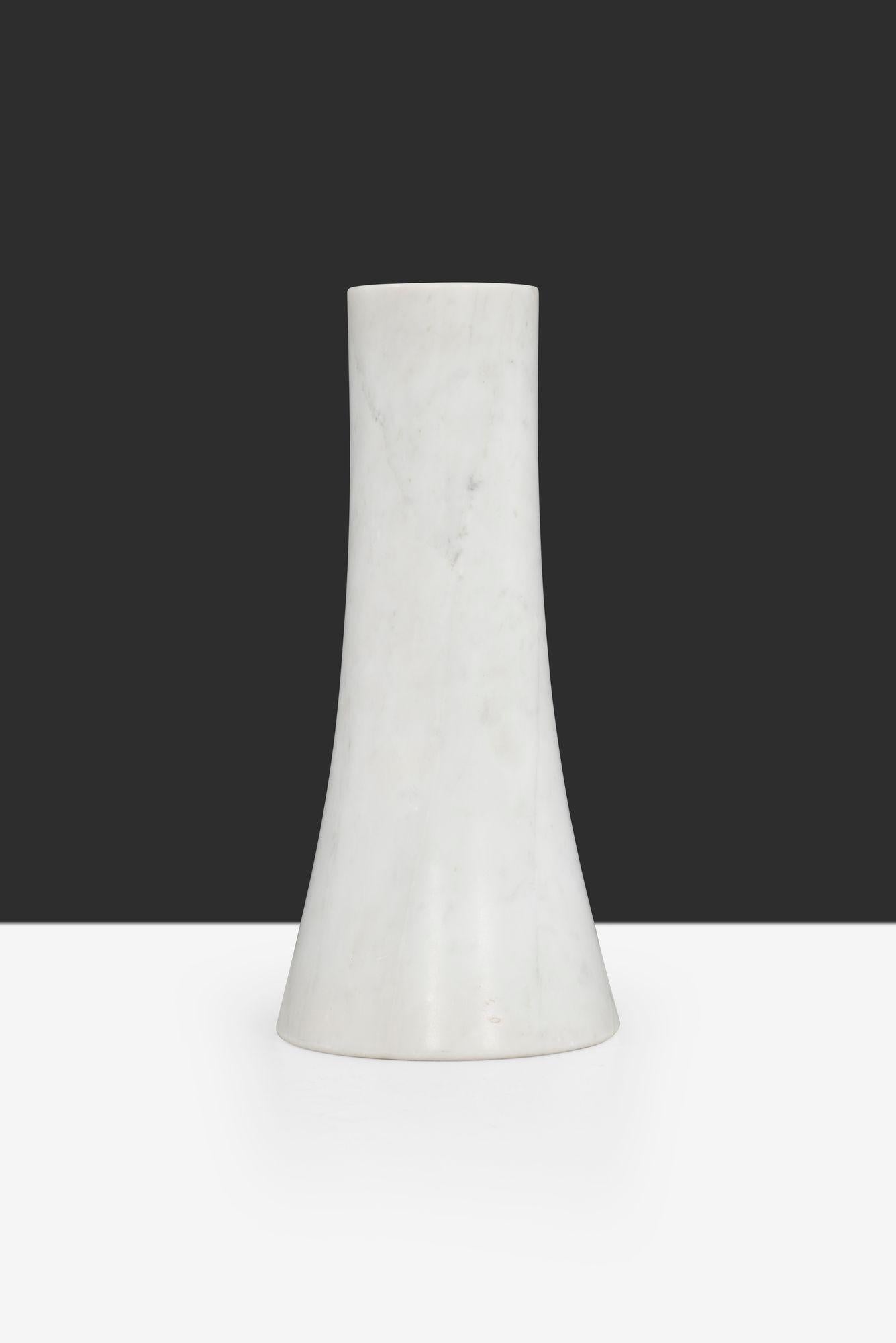 Vaso di Angelo Mangiarotti per Skipper in marmo di Carrara.