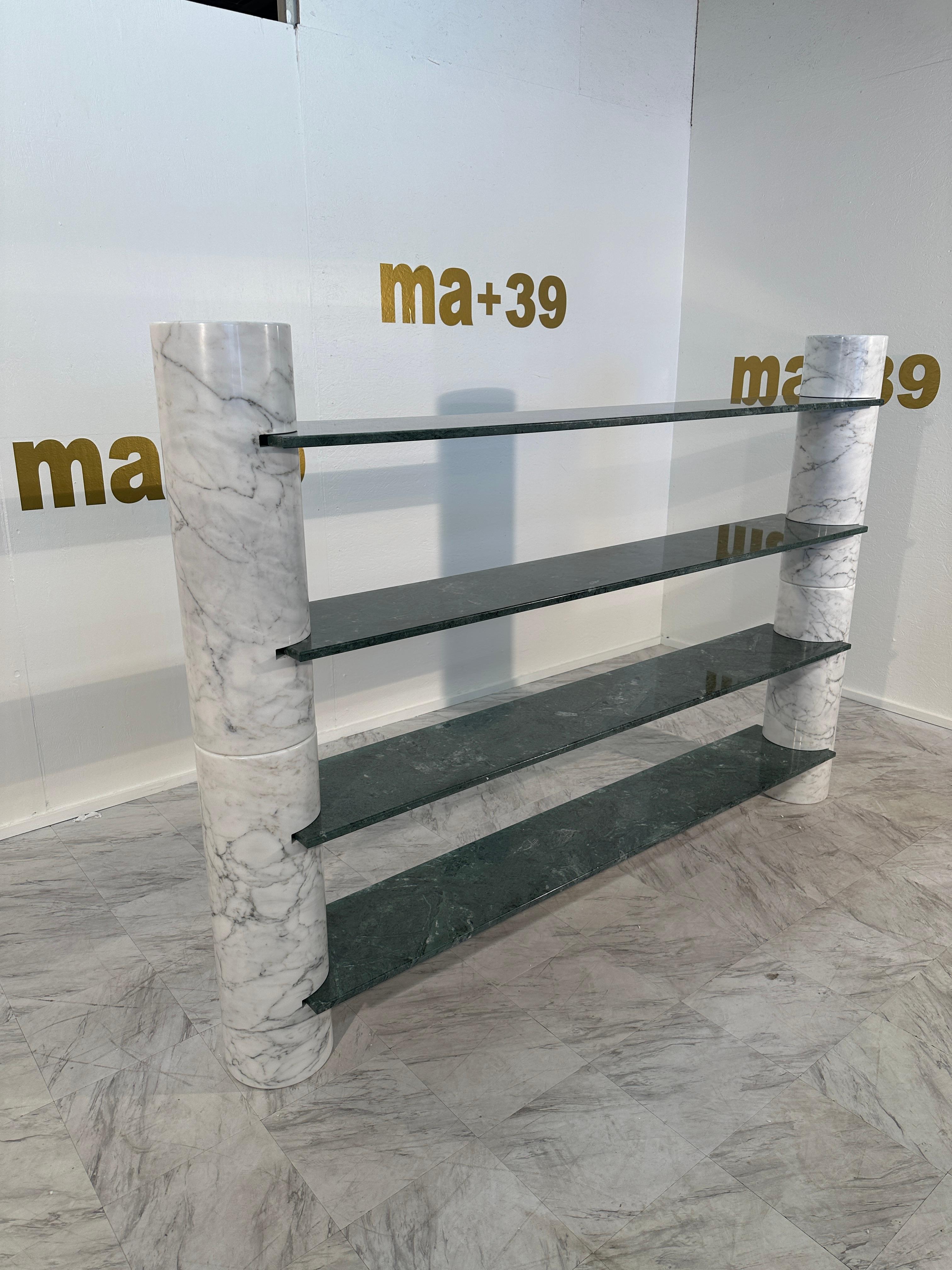 The Angelo Mangiarotti for Skipper 'Loico' Bookcase from the 1970s in Italy is a remarkable piece of furniture. Designed by renowned Italian architect Angelo Mangiarotti, this bookcase features a distinctive blend of white and green marble,