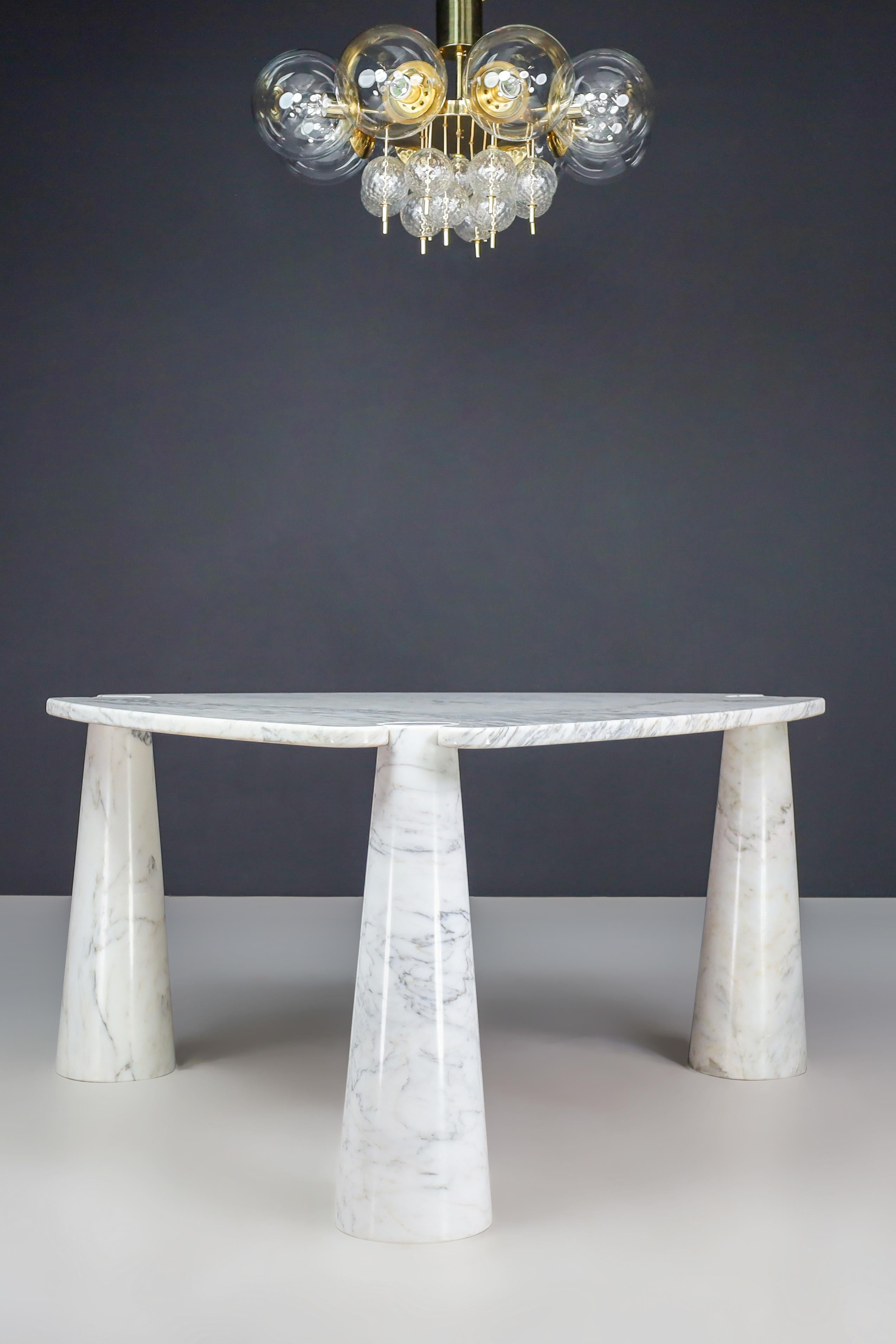 Angelo Mangiarotti pour Skipper Table centrale triangulaire Eros en marbre blanc de Carrara  en vente 12