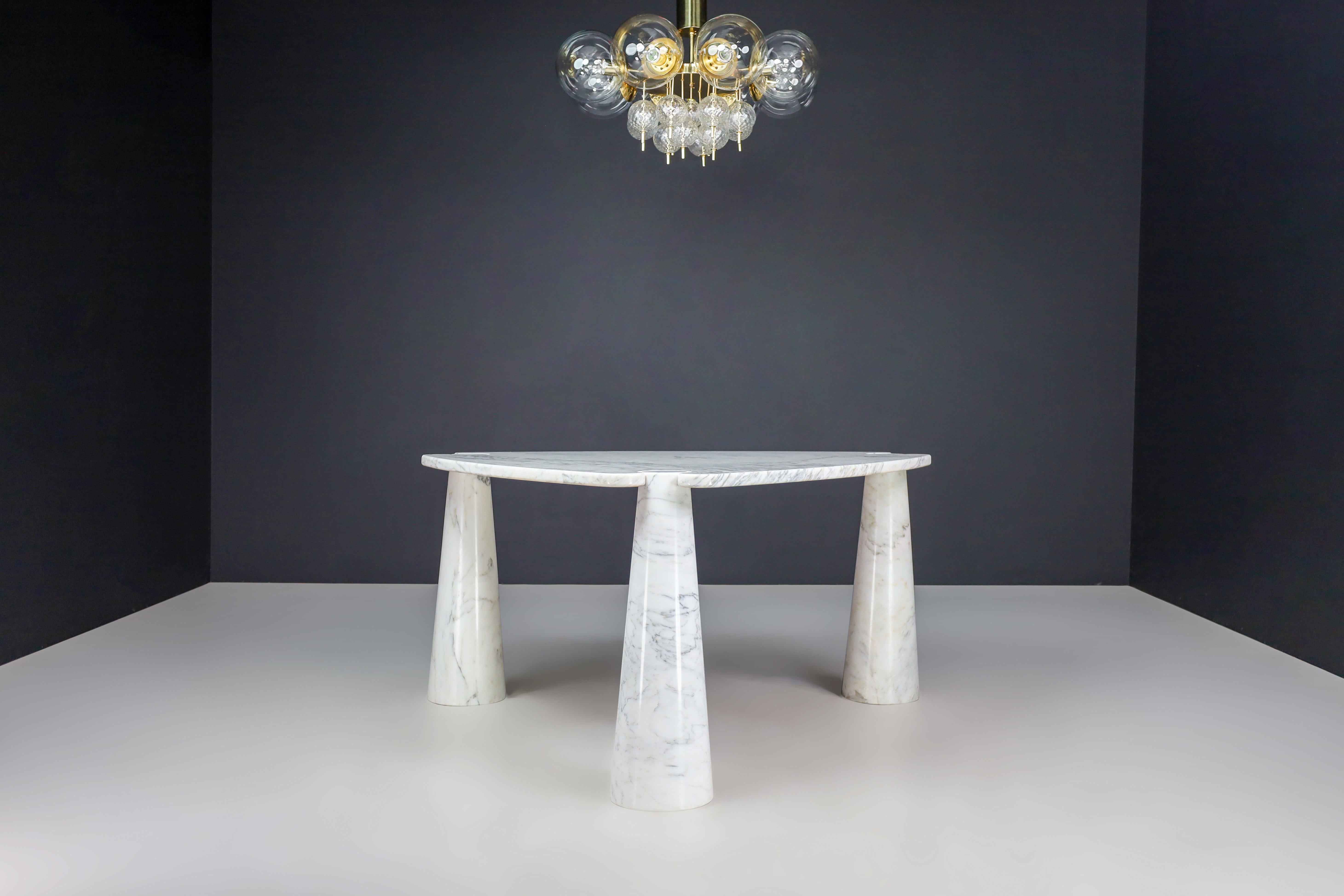 Postmoderne Angelo Mangiarotti pour Skipper Table centrale triangulaire Eros en marbre blanc de Carrara  en vente