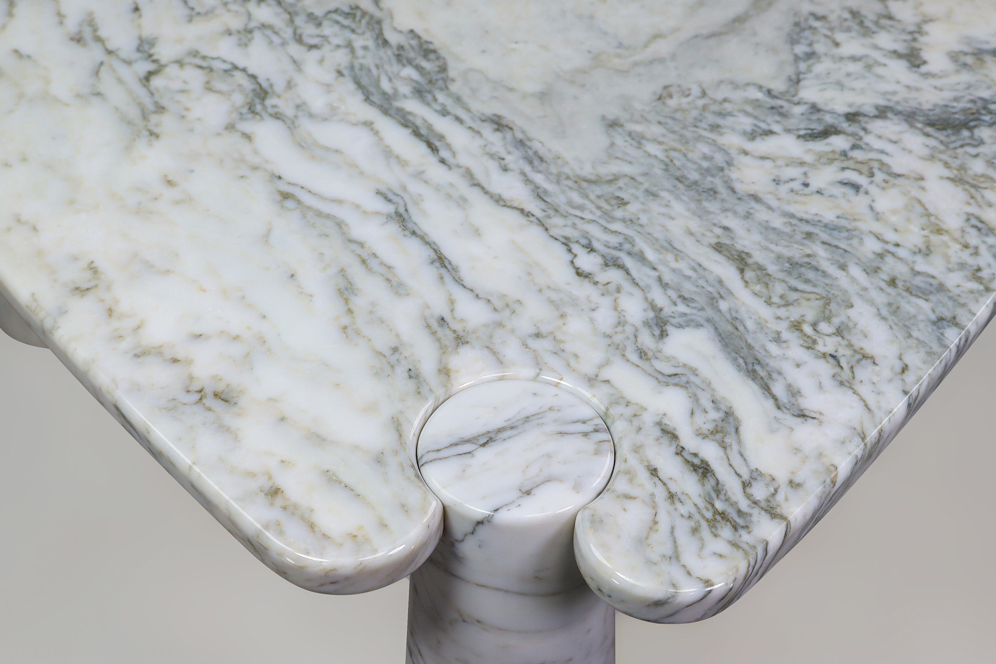Angelo Mangiarotti pour Skipper Table centrale triangulaire Eros en marbre blanc de Carrara  Bon état - En vente à Almelo, NL