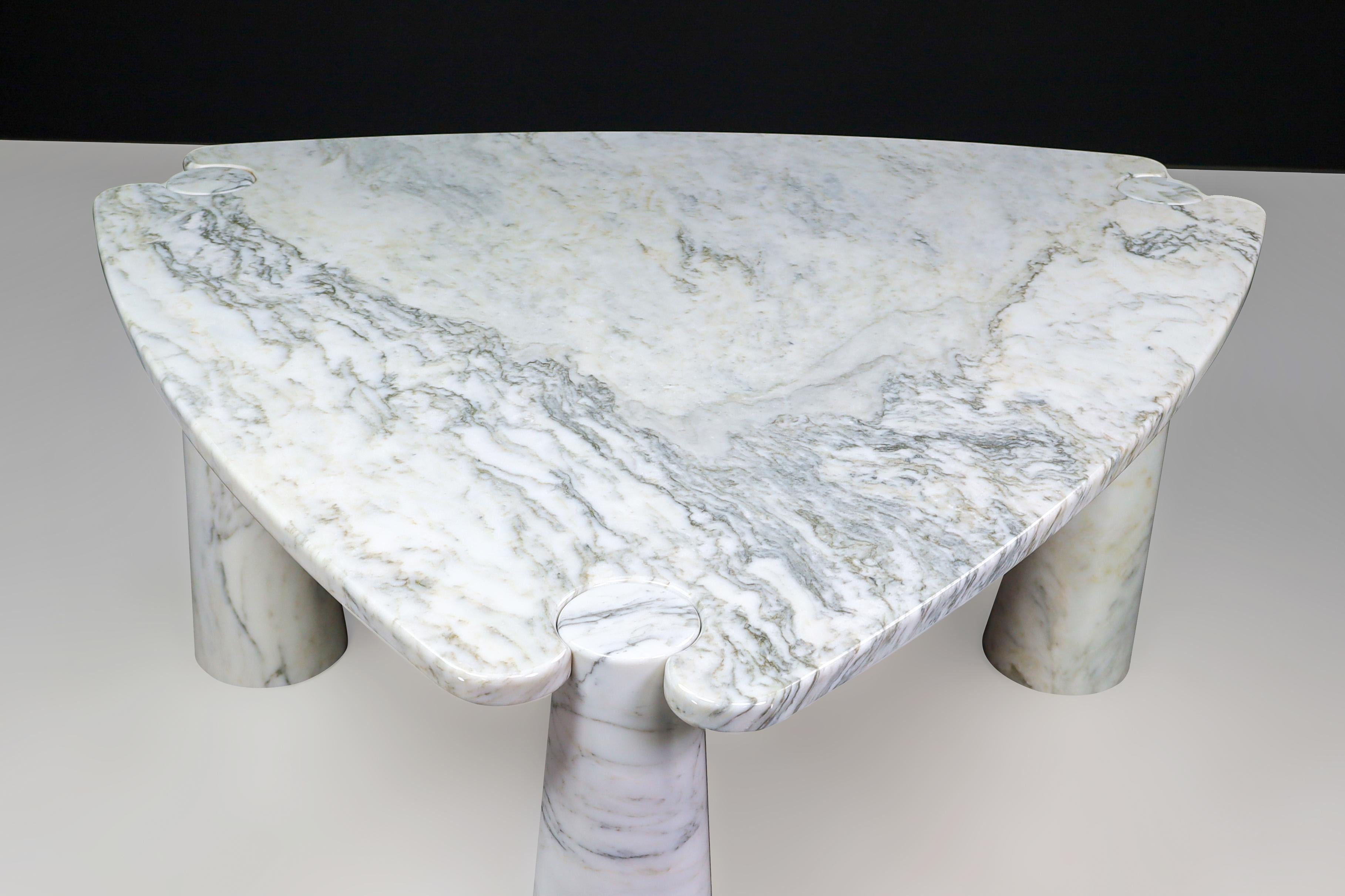 Fin du 20e siècle Angelo Mangiarotti pour Skipper Table centrale triangulaire Eros en marbre blanc de Carrara  en vente