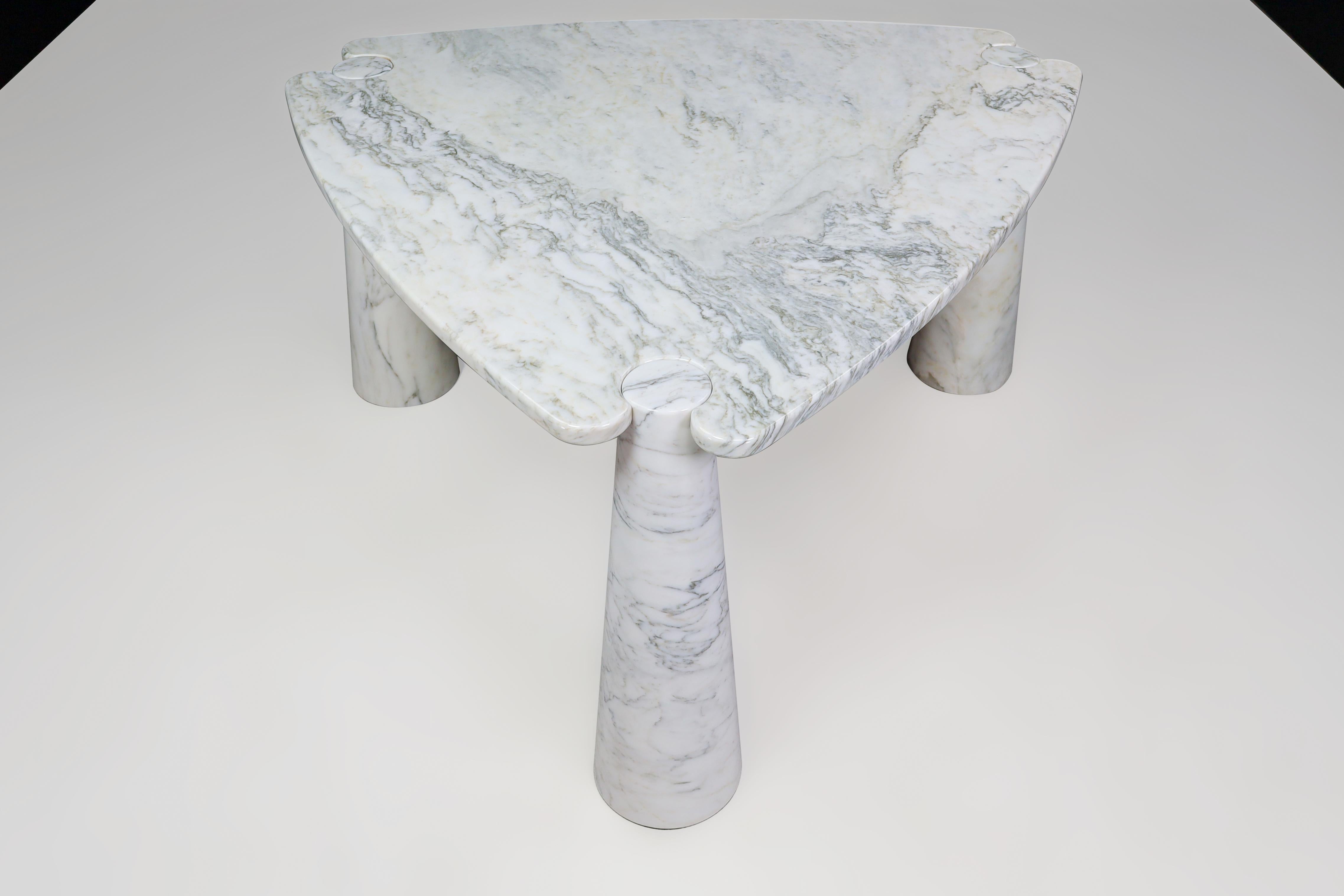 Marbre de Carrare Angelo Mangiarotti pour Skipper Table centrale triangulaire Eros en marbre blanc de Carrara  en vente