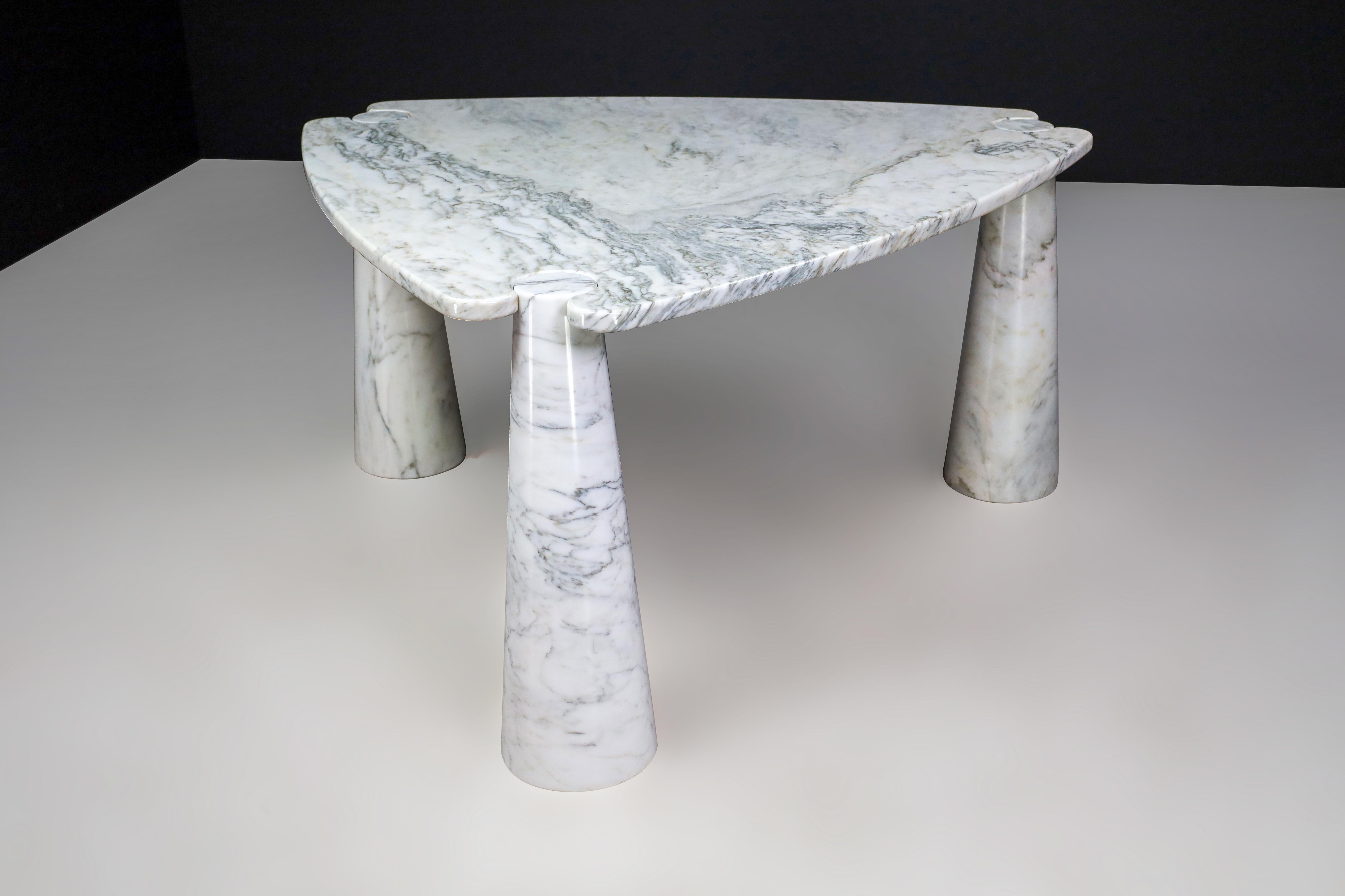 Angelo Mangiarotti pour Skipper Table centrale triangulaire Eros en marbre blanc de Carrara  en vente 1