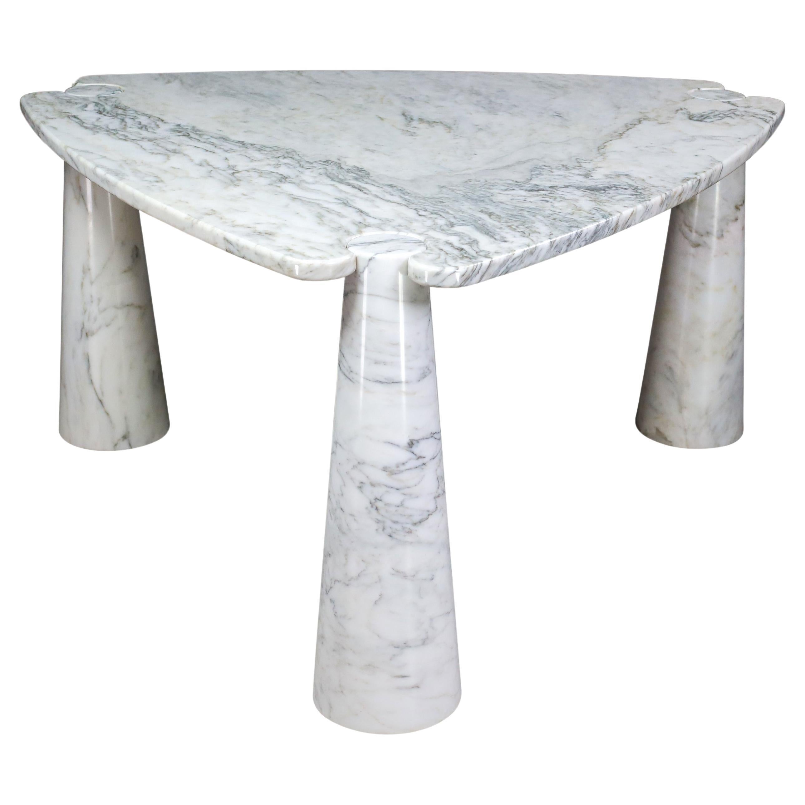 Angelo Mangiarotti pour Skipper Table centrale triangulaire Eros en marbre blanc de Carrara 