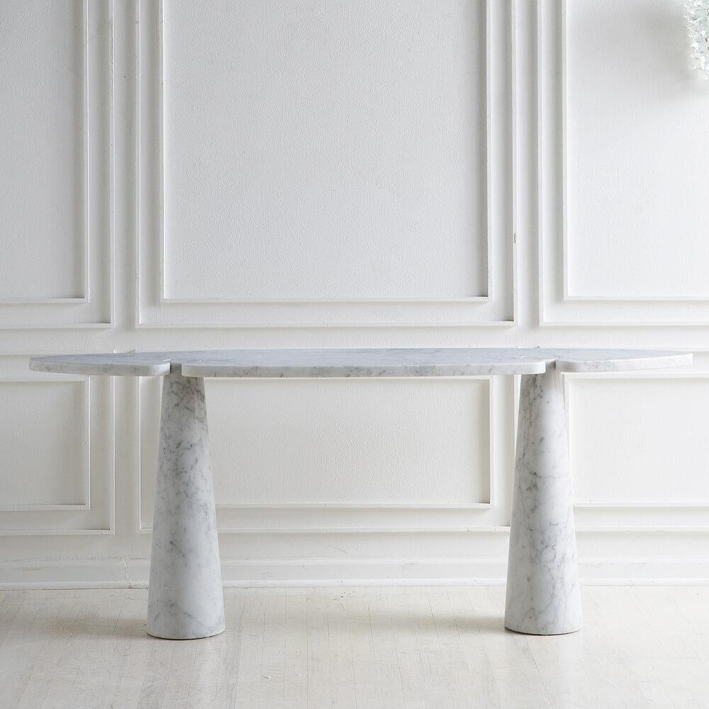 An Eros console designed by Angelo Mangiarotti for Skipper in the 1960s. A beautifully shaped marble tabletop rests on two conical marble legs.
  