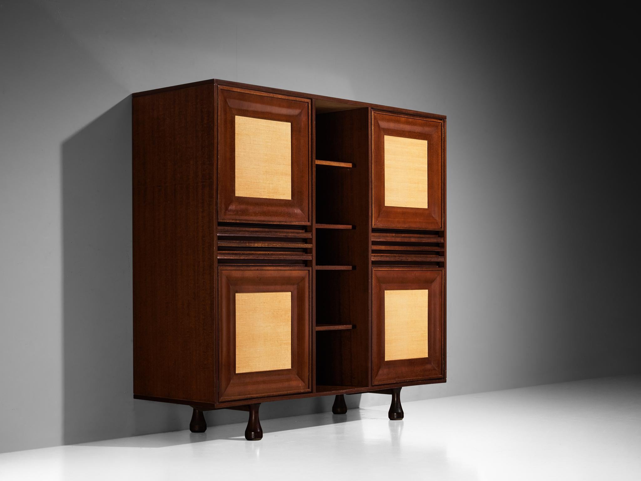 Angelo Mangiarotti pour Sorgente dei Mobili, armoire, acajou, toile de gazon, Italie, années 1960

Ce remarquable buffet, datant des années 1960, est un design d'Angelo Mangiarotti réalisé pour Sorgente dei Mobili. Un plan cubiste composé de quatre