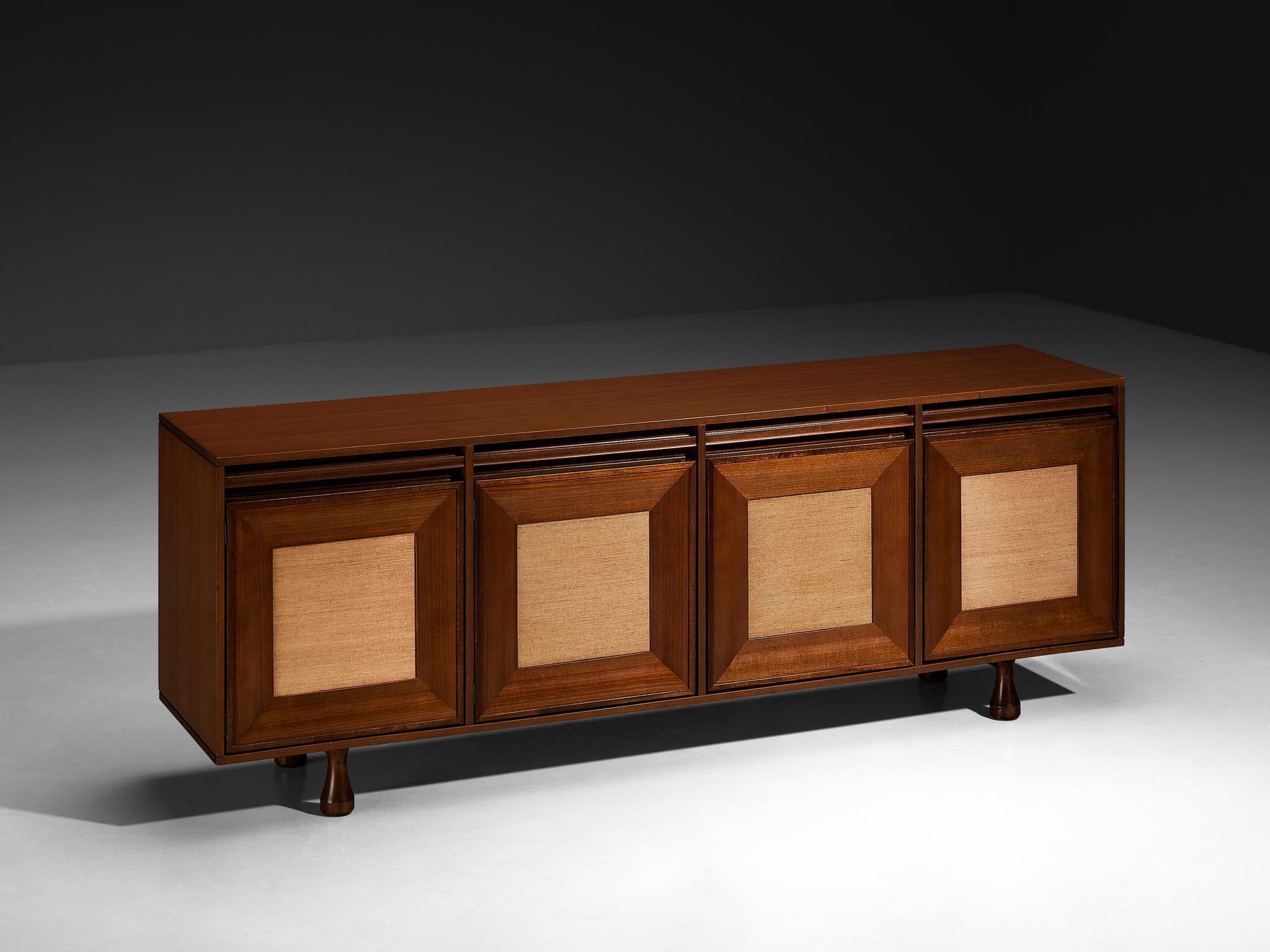 Angelo Mangiarotti pour Sorgente dei Mobili, buffet, acajou, toile de gazon, Italie, années 1960

Ce meuble exceptionnel, datant des années 1960, est un design d'Angelo Mangiarotti réalisé pour Sorgente dei Mobili. Une disposition rectangulaire