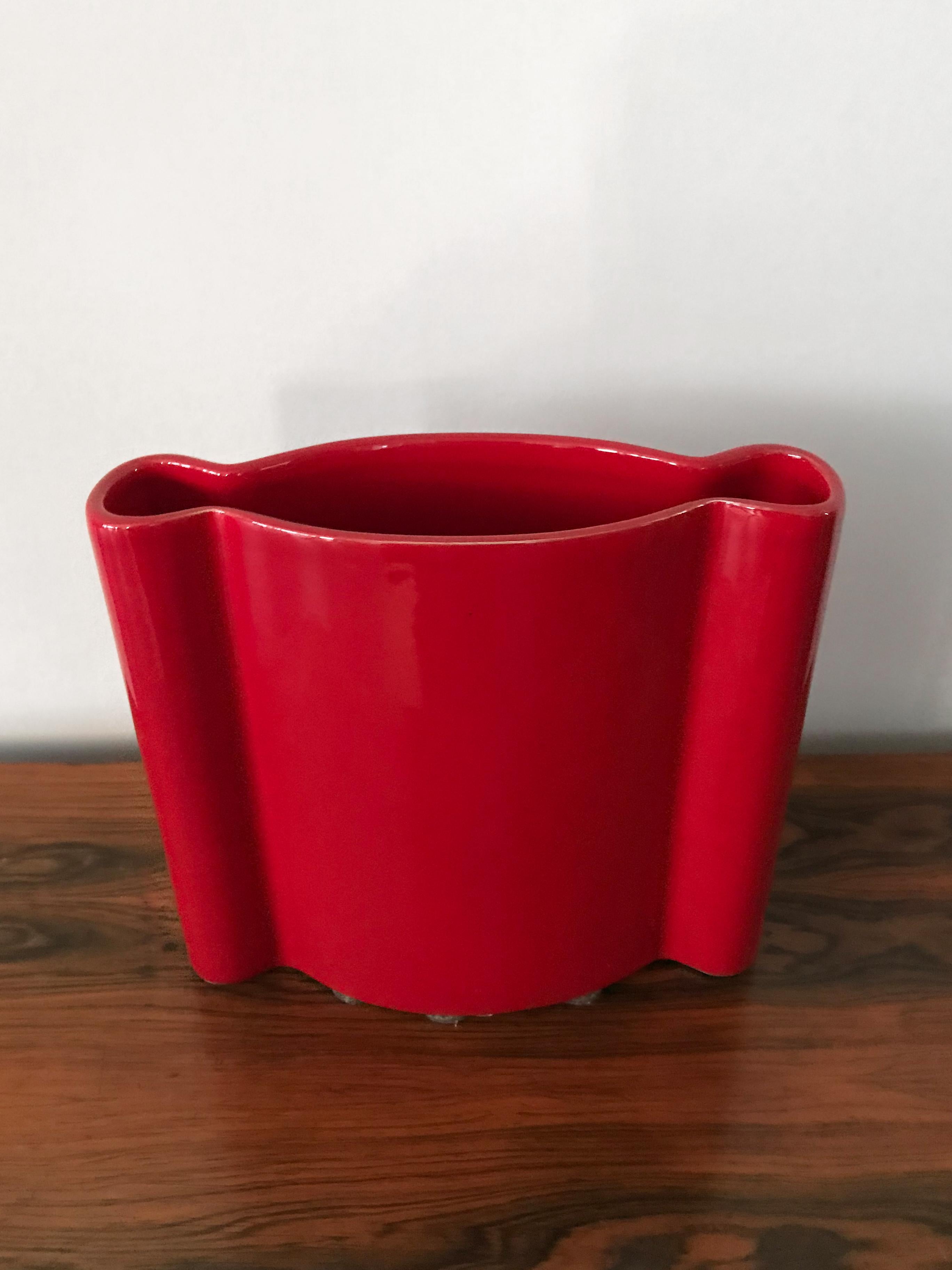 Italian red glazed ceramic vase designed by Angelo Mangiarotti, Superego editions, 2000s
Excellent vintage condition.