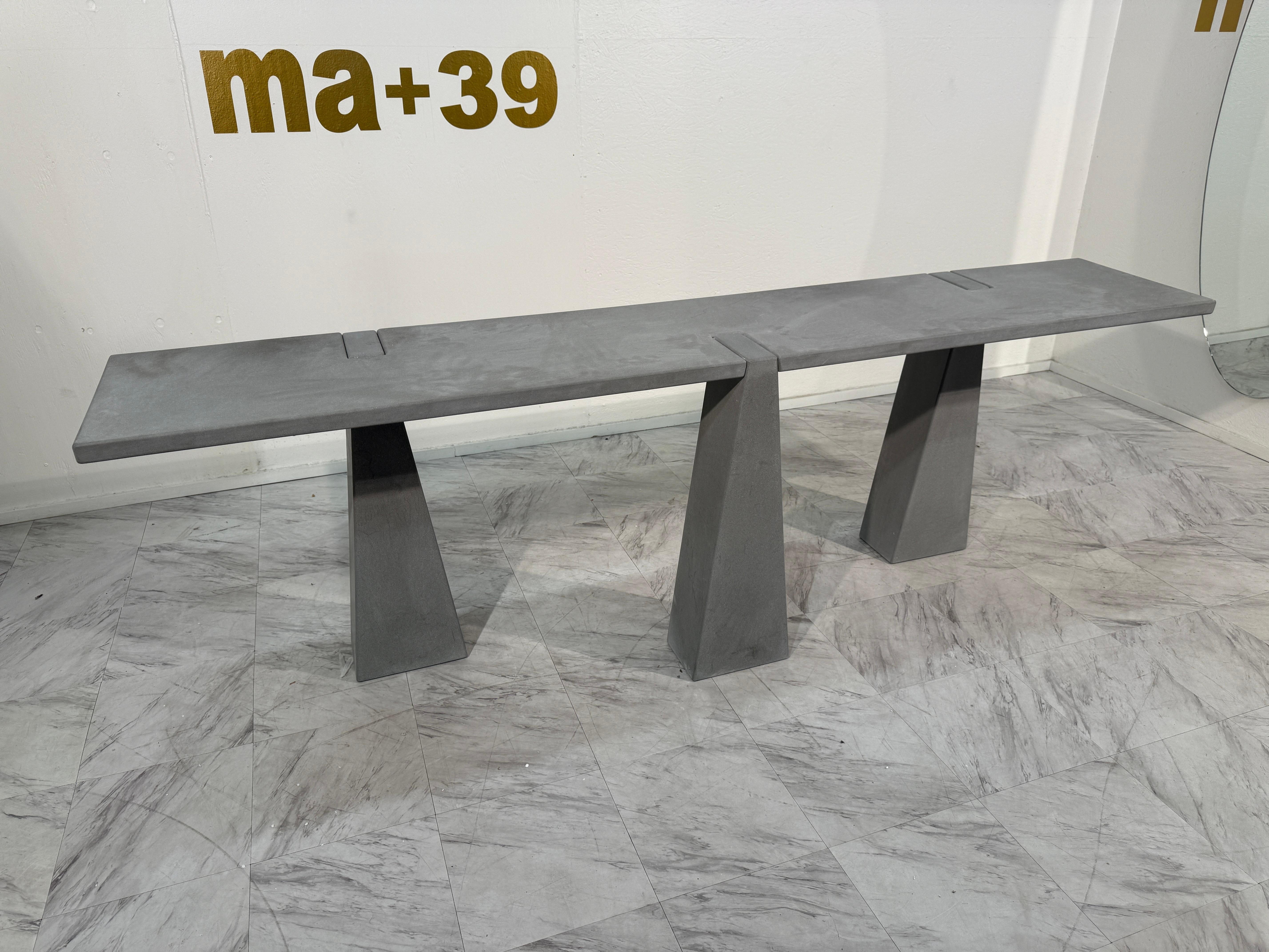Cette table console d'Angelo Mangiarotti incarne son approche architecturale du design, où la structure et l'esthétique se fondent harmonieusement. Fabriquée en Italie dans les années 1970, la pièce présente un long plateau minimaliste en grès