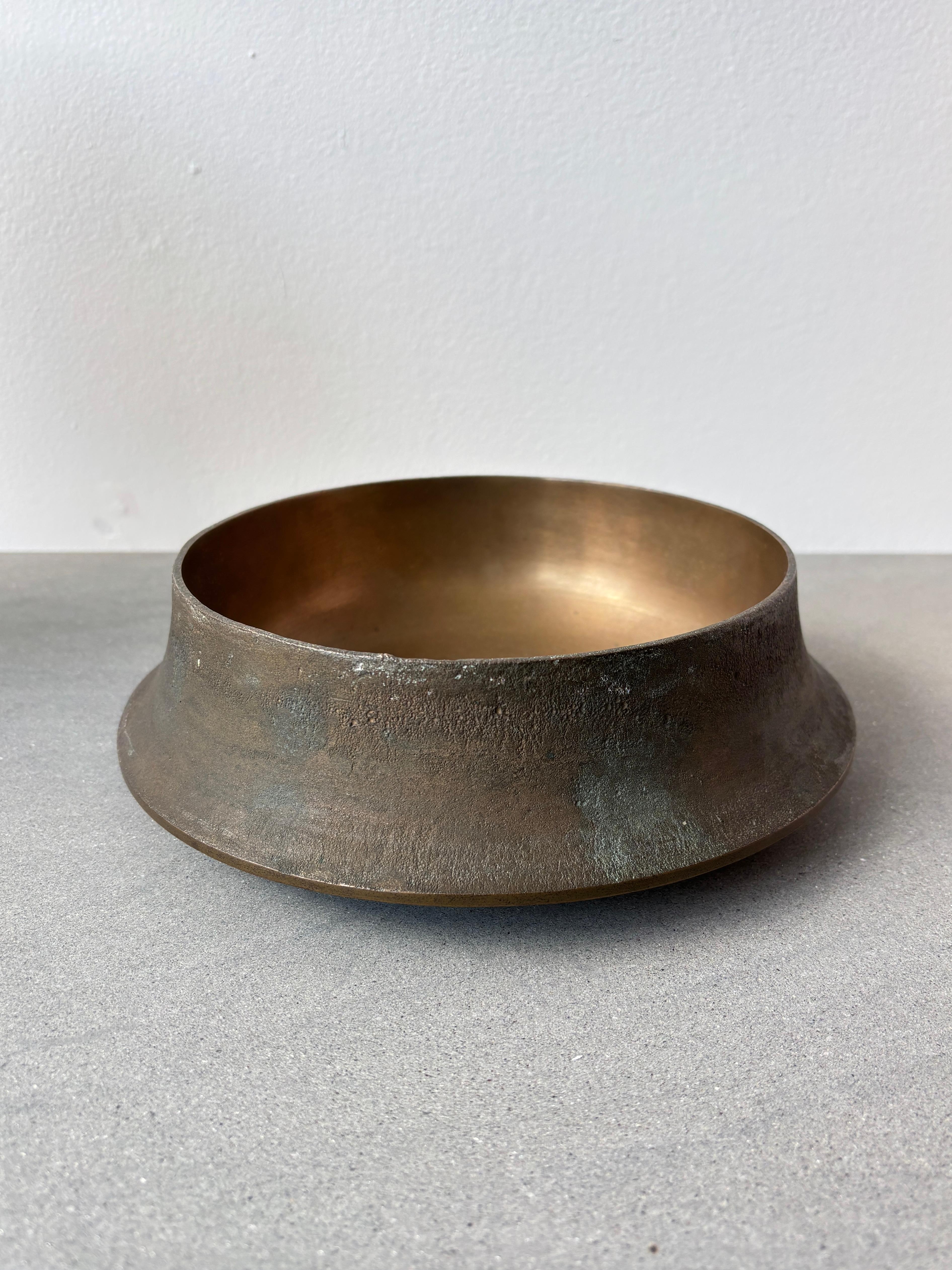 Coupe ronde en bronze Angelo Mangiarotti, signée Mangiarotti. 
Ce bol unique et rare présente une belle patine. Provenant d'une importante collection privée. 
Signé Mangiarotti.
Littérature Bronzi, in 