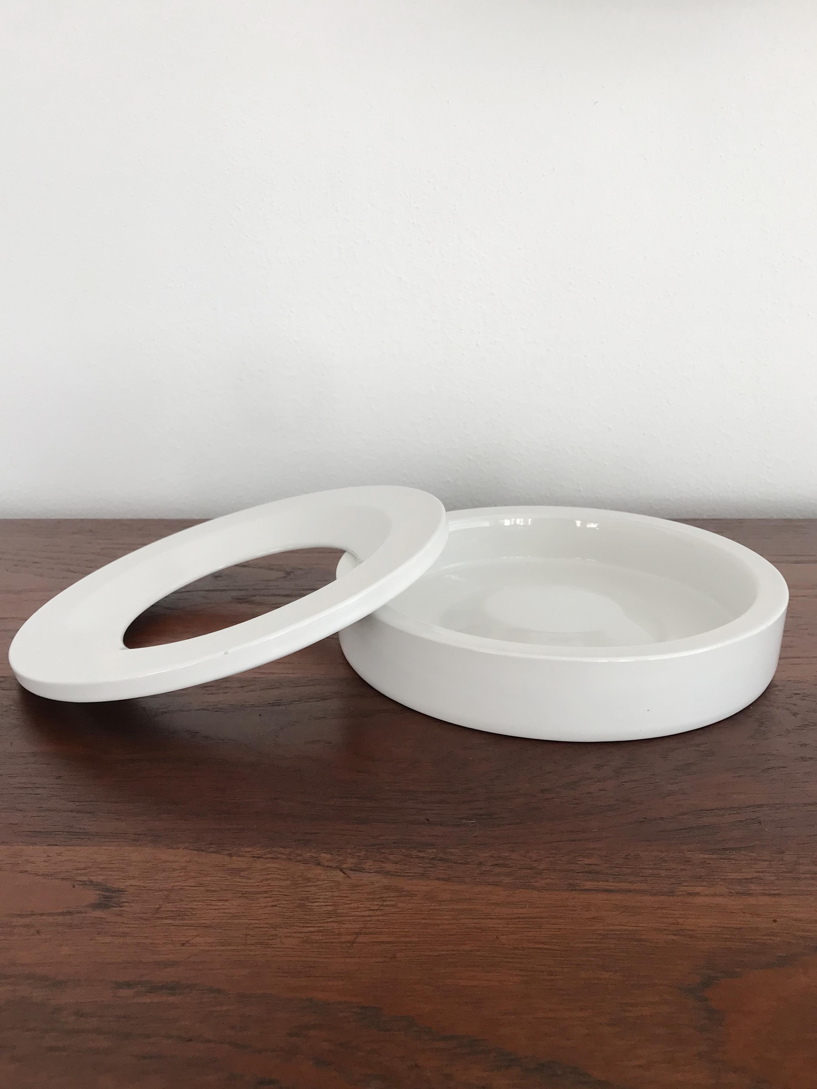 Italian midcentury moderrn design white enameled ceramic ashtray centerpiece Barbados series designed by Angelo Mangiarotti for Danese Milano in 1964, marked Danese Milano Made in Italy with the graphic symbol of the manufacture, Italy