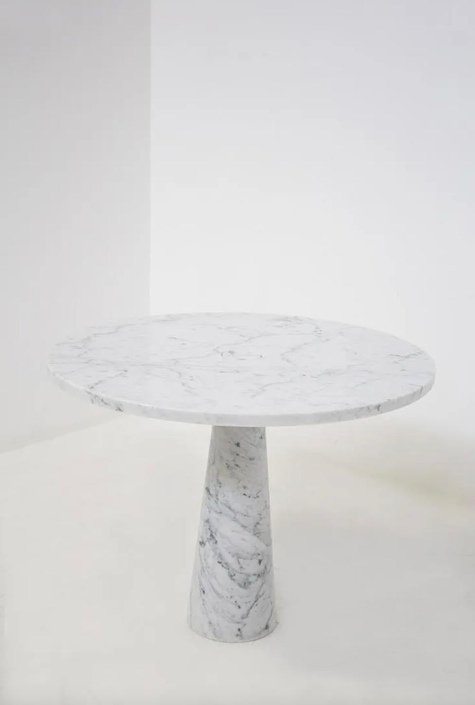 Elegant and refined design table designed by Angelo Mangiarotti for Skipper in the 1970s. The table is entirely made of white marble. The table is a small centre table and is ideal as a grand foyer table or as a lounge table. The table consists of a