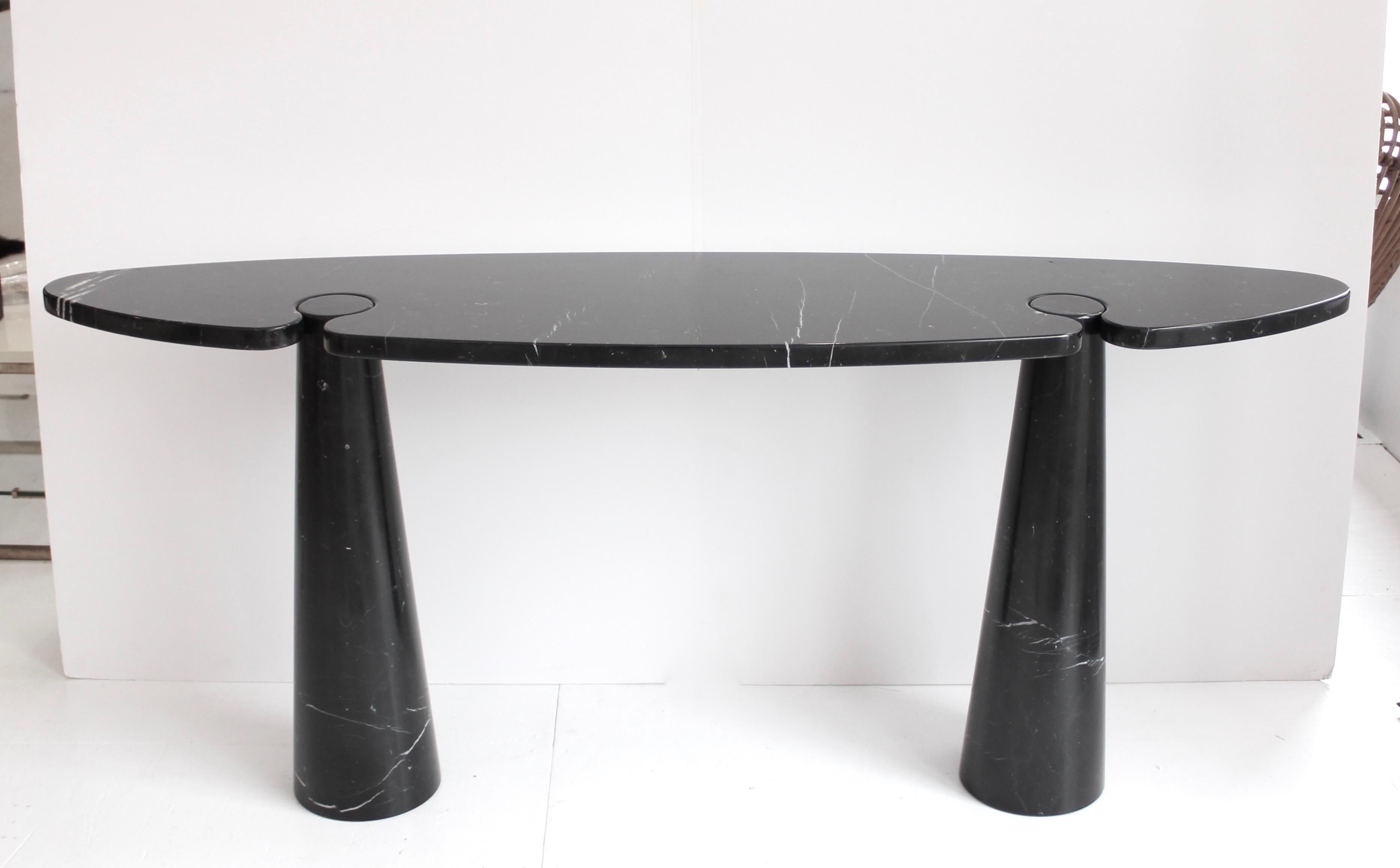 Angelo Mangiarotti Vintage ikonischen italienischen Konsole Eros Sammlung für Skipper, ca. 1971. 
Der schwarze oder Nero Marquina-Marmor ist schön minimal geädert.
Die Platte sitzt auf den konischen Beinen in der für Mangiarotti typischen