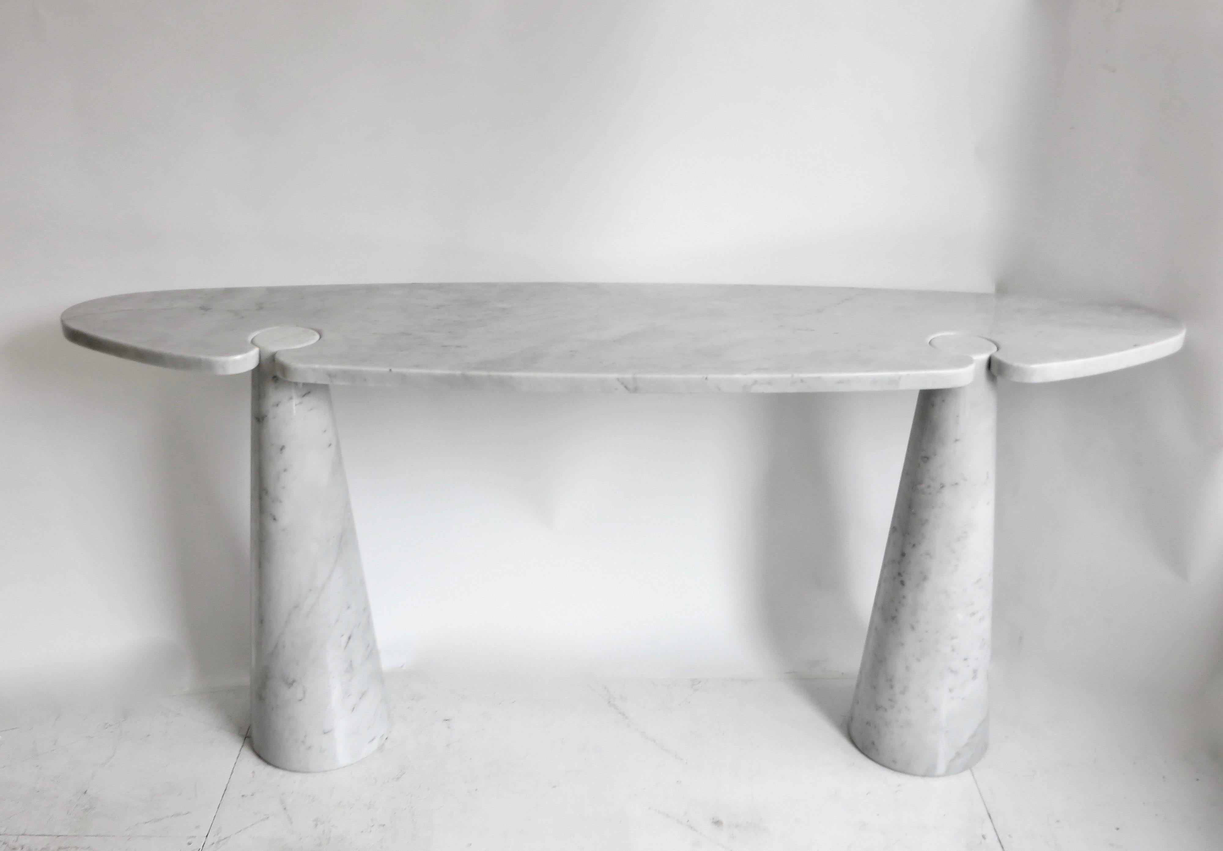 White Carrara marble console by Angelo Mangiarotti for Skipper Eros, circa 1971.
Designed by Angelo Mangiarotti for Skipper from the 'Eros' series, Carrara marble console with top fitted on two conical bases, Italy, 1971. Given Mangiarotti's
