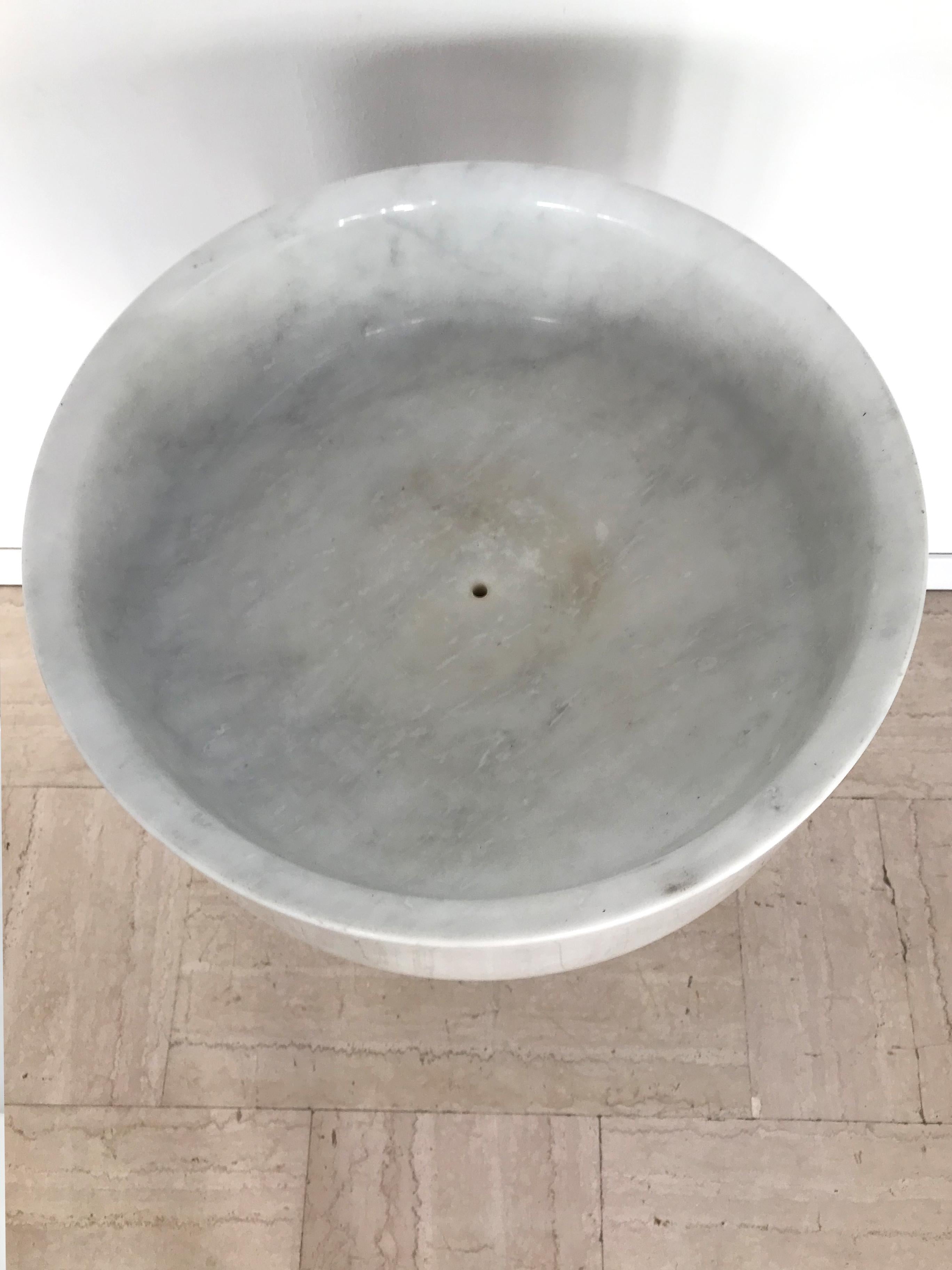 Angelo Mangiarotti Italienisch Weißer Marmor Pflanzgefäß Garten Fratelli Brambilla, 1960er Jahre im Zustand „Gut“ im Angebot in Reggio Emilia, IT