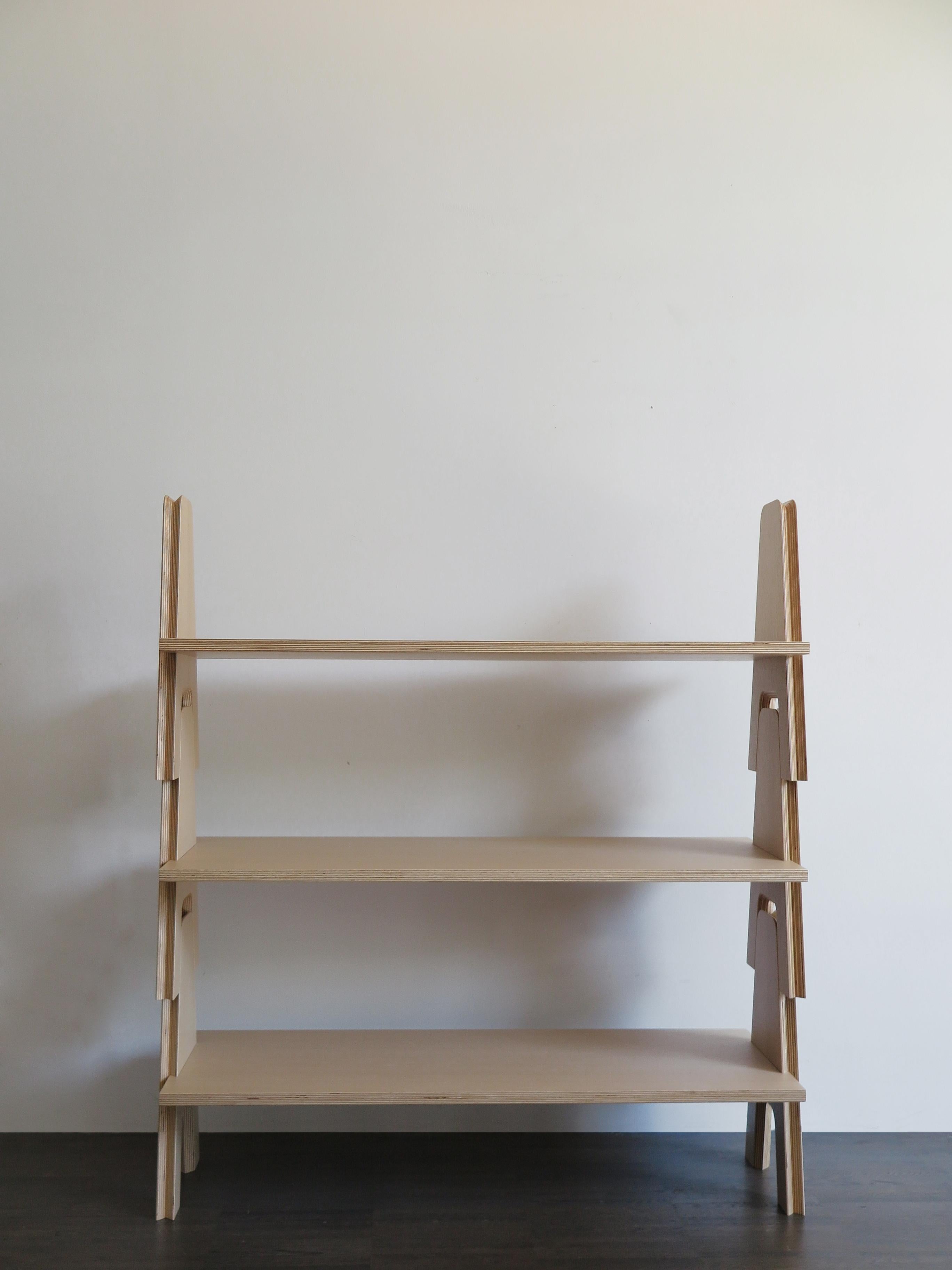 A furnishing system made entirely of wood, designed by Angelo Mangiarotti in 1953.
Its distinctive feature is a trestle in the shape of an upturned “V”, which means it is superimposable by means of a siply gravity joint, and whose special perimeter