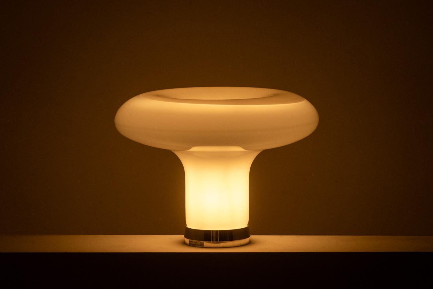 Angelo Mangiarotti per Artemide.

Lampada opalina di colore bianco, di forma circolare e leggermente incavata nella parte superiore. Base in metallo cromato.

Opera realizzata negli anni '80.

Dimensioni: H. H. 37 x D. 48 cm

Riferimento: LS6061558U