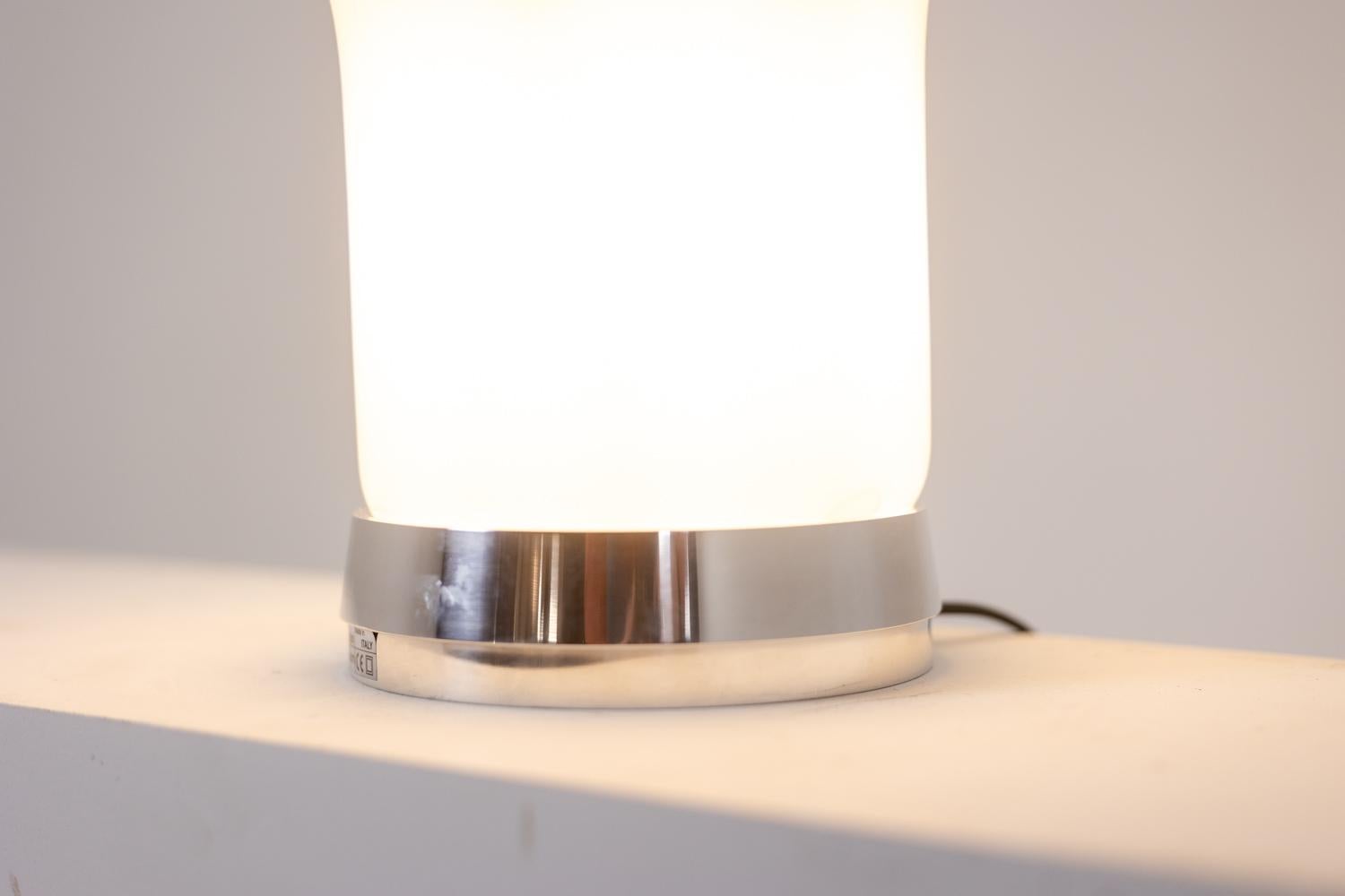 Angelo Mangiarotti. Lampada in metallo opalino e cromato. 1980s. In condizioni ottime in vendita a Saint-Ouen, FR