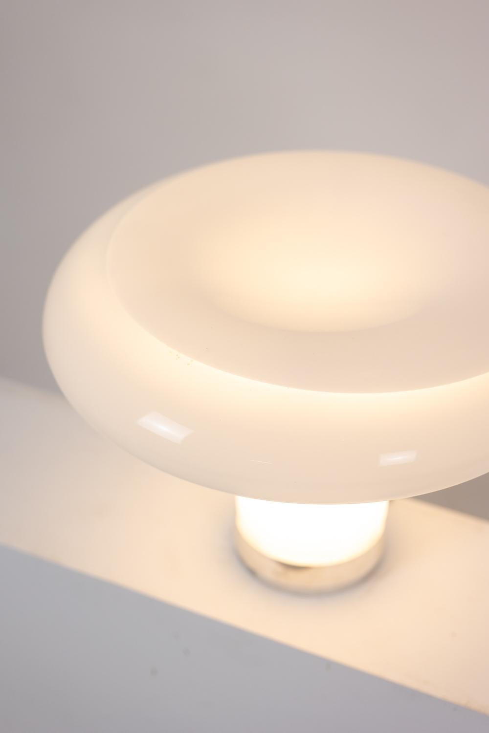 Metallo Angelo Mangiarotti. Lampada in metallo opalino e cromato. 1980s. in vendita