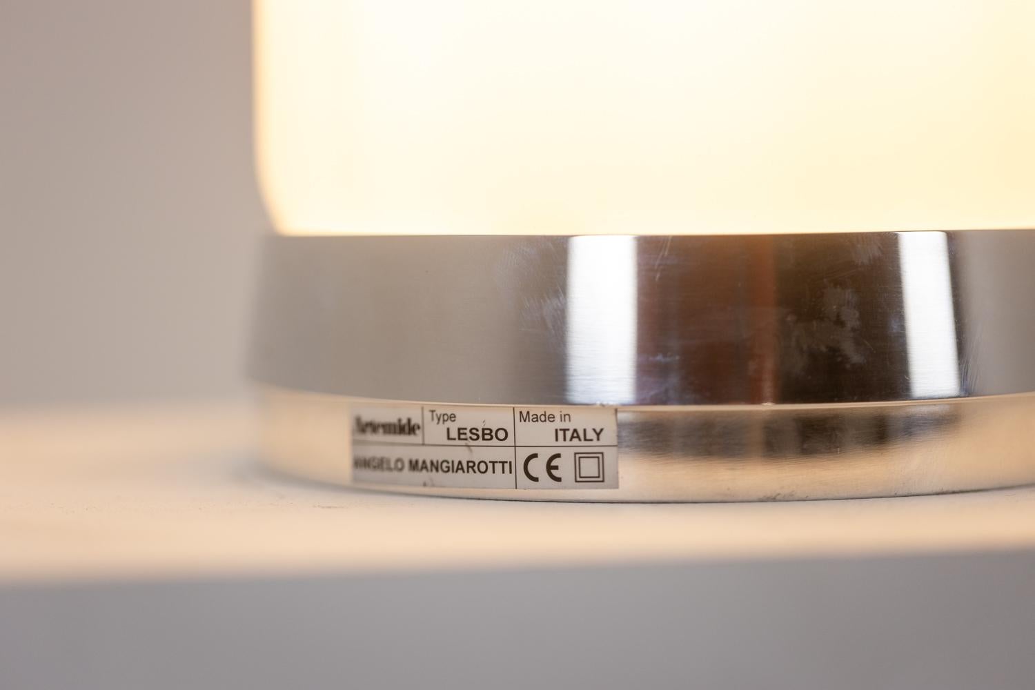 Angelo Mangiarotti. Lampada in metallo opalino e cromato. 1980s. in vendita 1