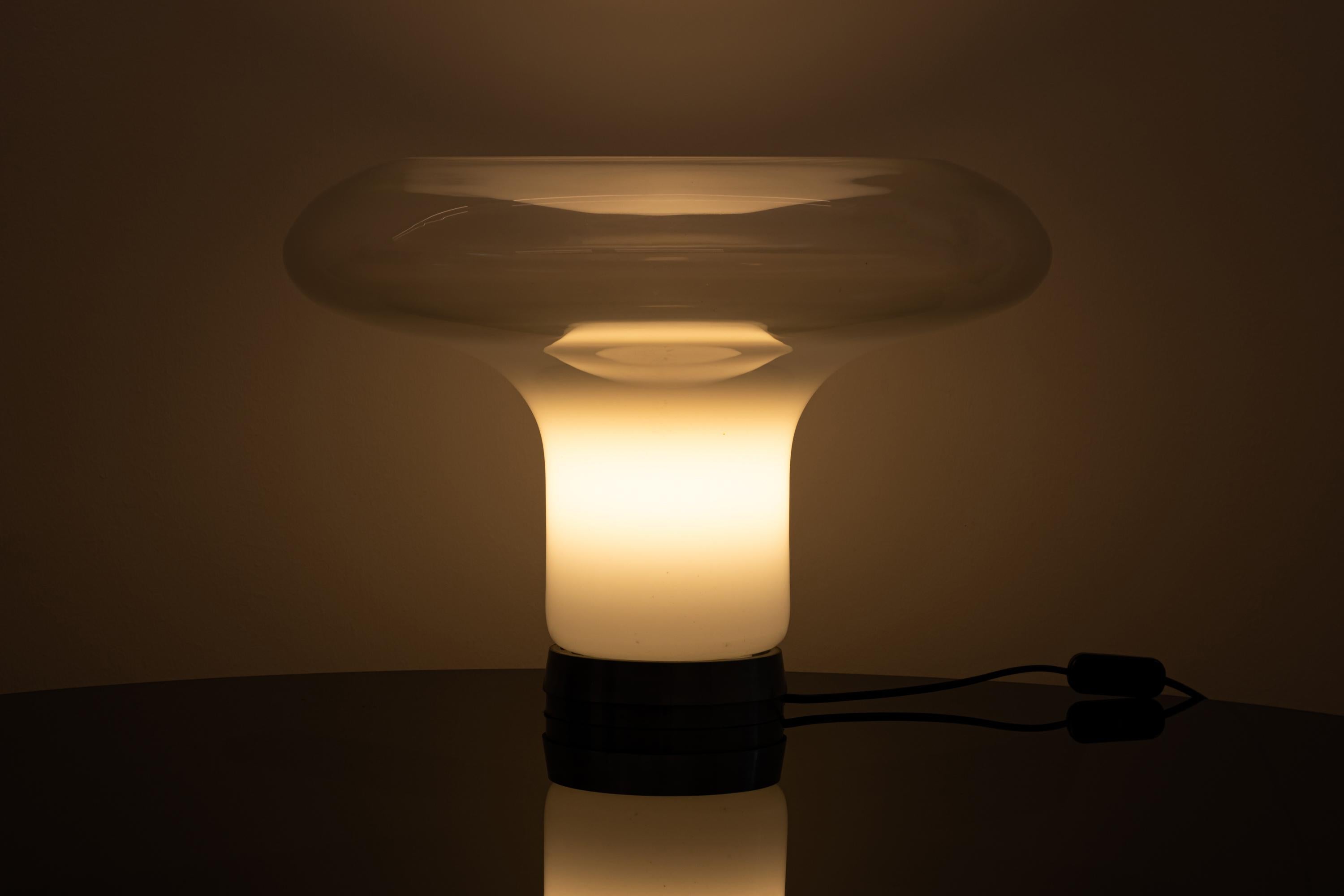 Mid-Century Modern Lampe de bureau Lesbo Angelo Mangiarotti en métal et verre soufflé par Artemide en vente