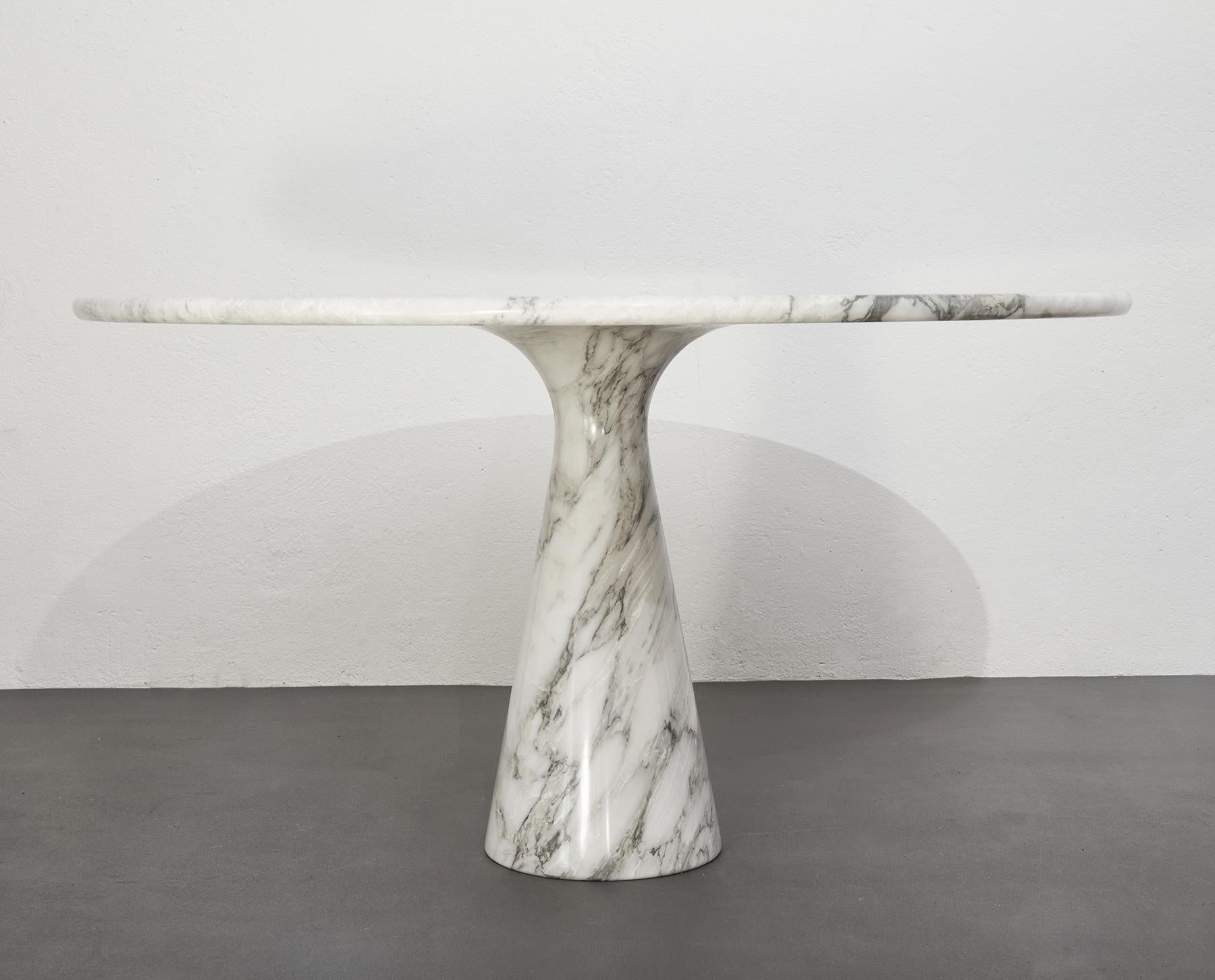 Angelo Mangiarotti M1 dining table Skipper, arabescato marble, Italy 1969

Beautiful example of the M1 all arabescato marble dining table.

The veins of the top are really stunning boasting some yellow streaks that add even more beauty to the