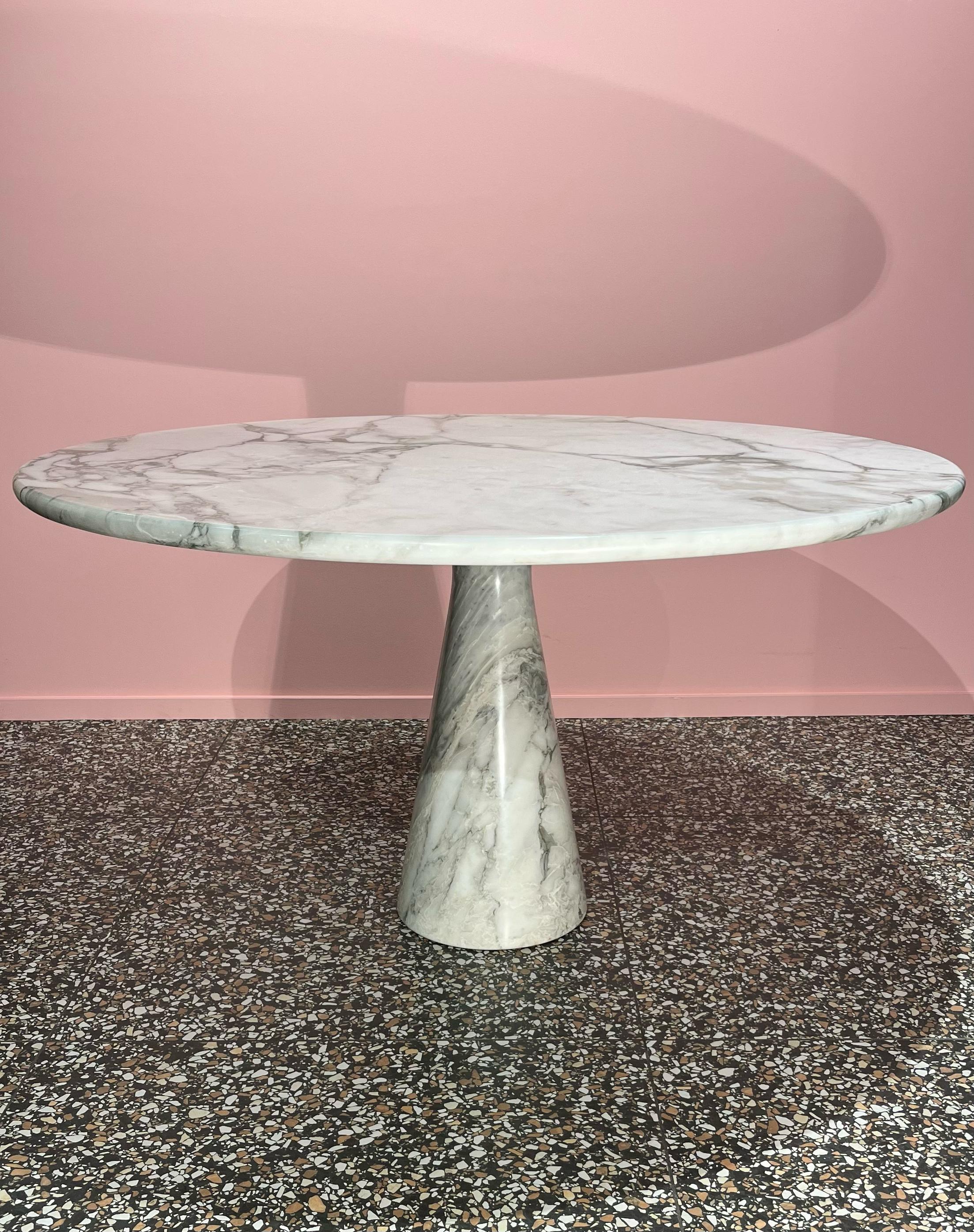 Die klare und elegante Form des Tisches M1 T70 basiert auf dem Wunsch des Architekten Angelo Mangiarotti, einen eindrucksvollen Tisch aus hochwertigen Materialien ohne sichtbare Fugen zu schaffen. Er wurde 1969 für Skipper entworfen und besteht