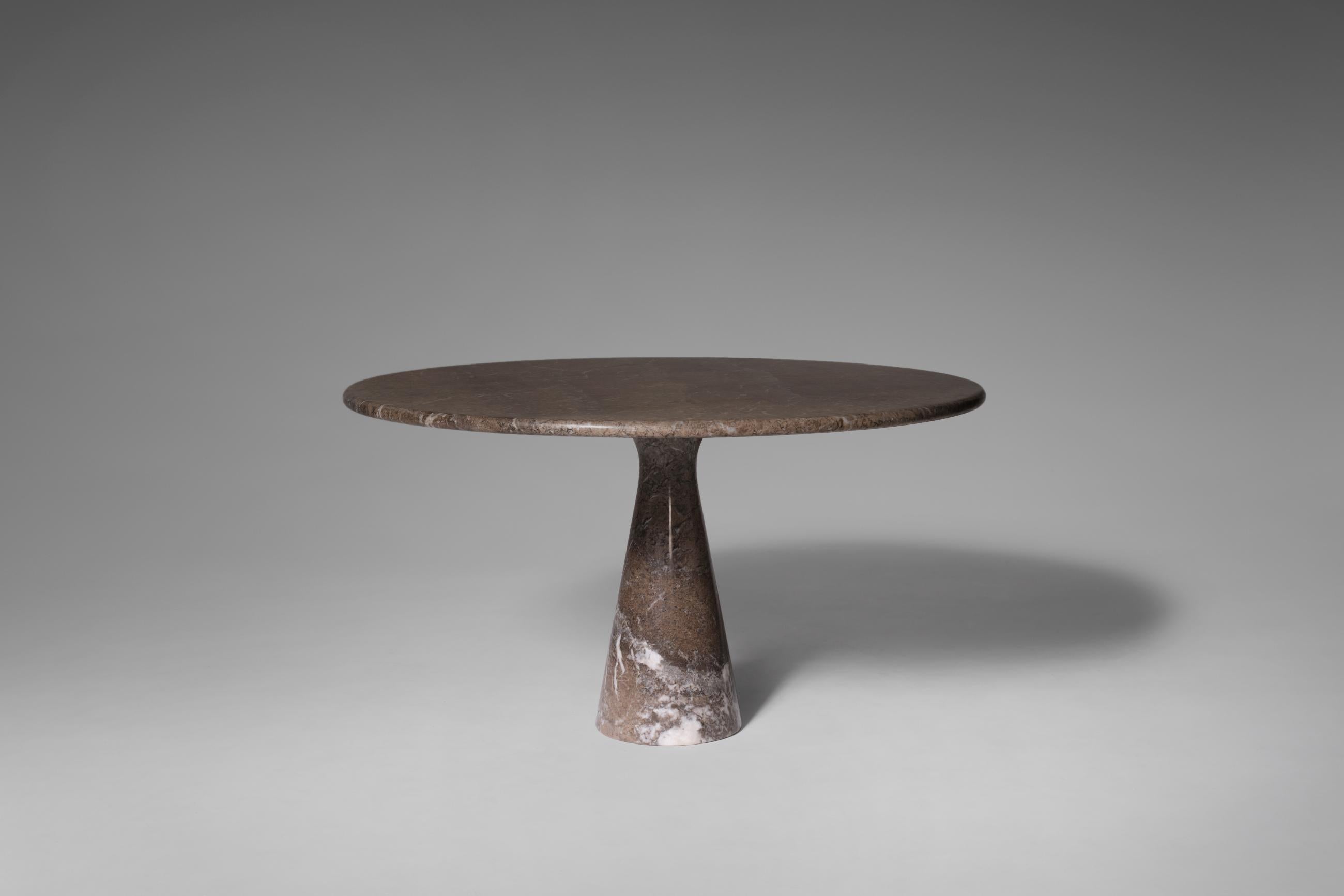Beautiful pedestal dining table model ‘M1’ by Angelo Mangiarotti for Skipper, Italy, 1969. Exceptional brown coloured marble version with a stunning pattern. The 3 cm thick marble top lays on a solid marble cone shaped base, all in perfect balance