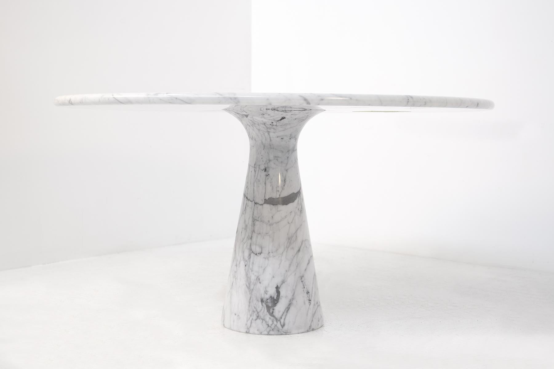 Elegant round two-piece Carrara marble dining table by Angelo Mangiarotti. Centre table.
Model M1 T70 1969 and manufactured by Skipper in Italy. Lovely strong veining throughout and amazing marble for the plateau.
No chips, cracks or restorations.