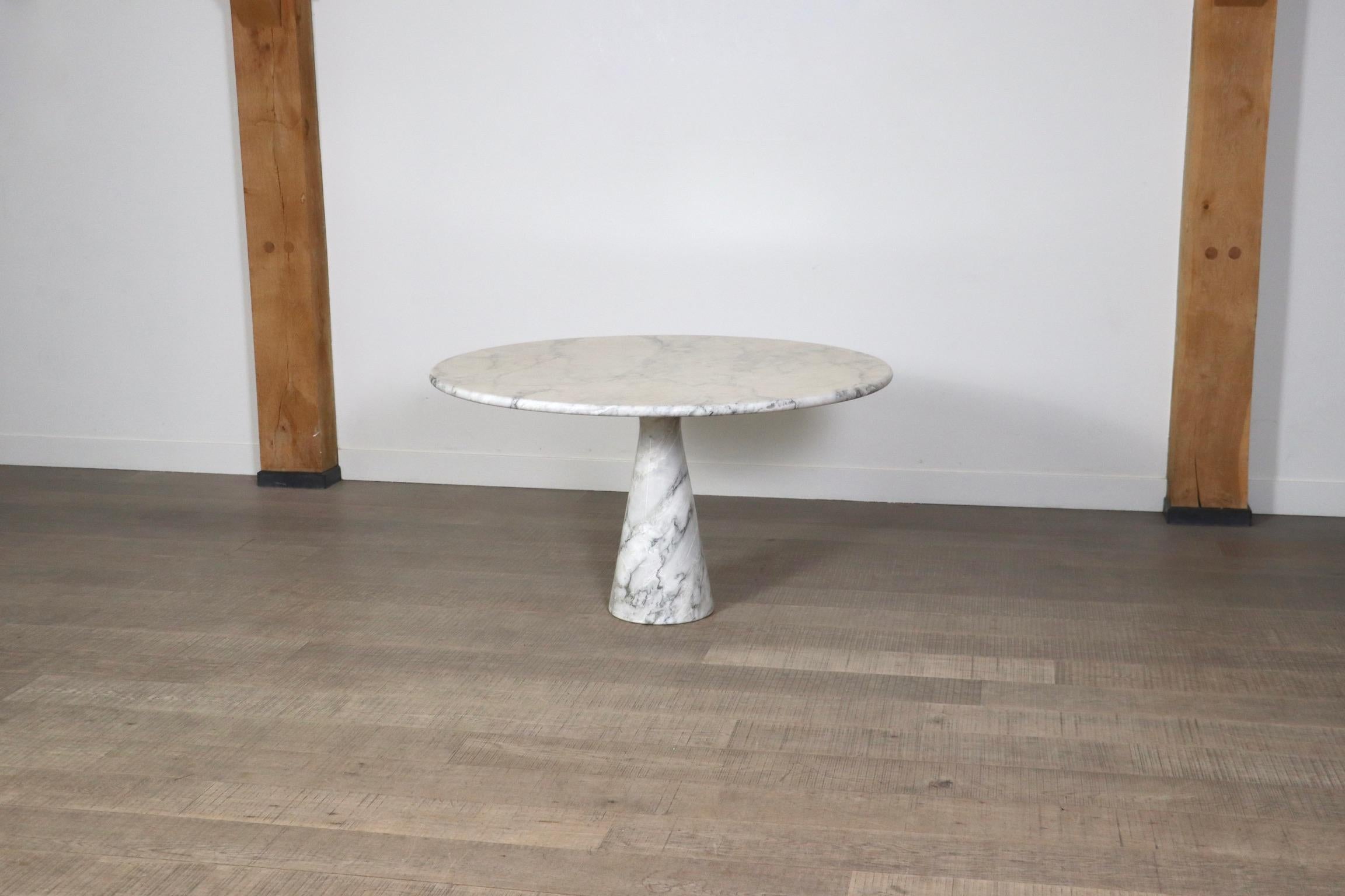 Fantastischer Esstisch M1 T70 aus Marmor, entworfen von Angelo Mangiarotti und hergestellt von Skipper, Italien 1970er Jahre. Dieser Tisch ist aus massivem Carrara-Marmor gefertigt, der eine schöne Maserung aufweist. Das einseitig gelagerte Bein