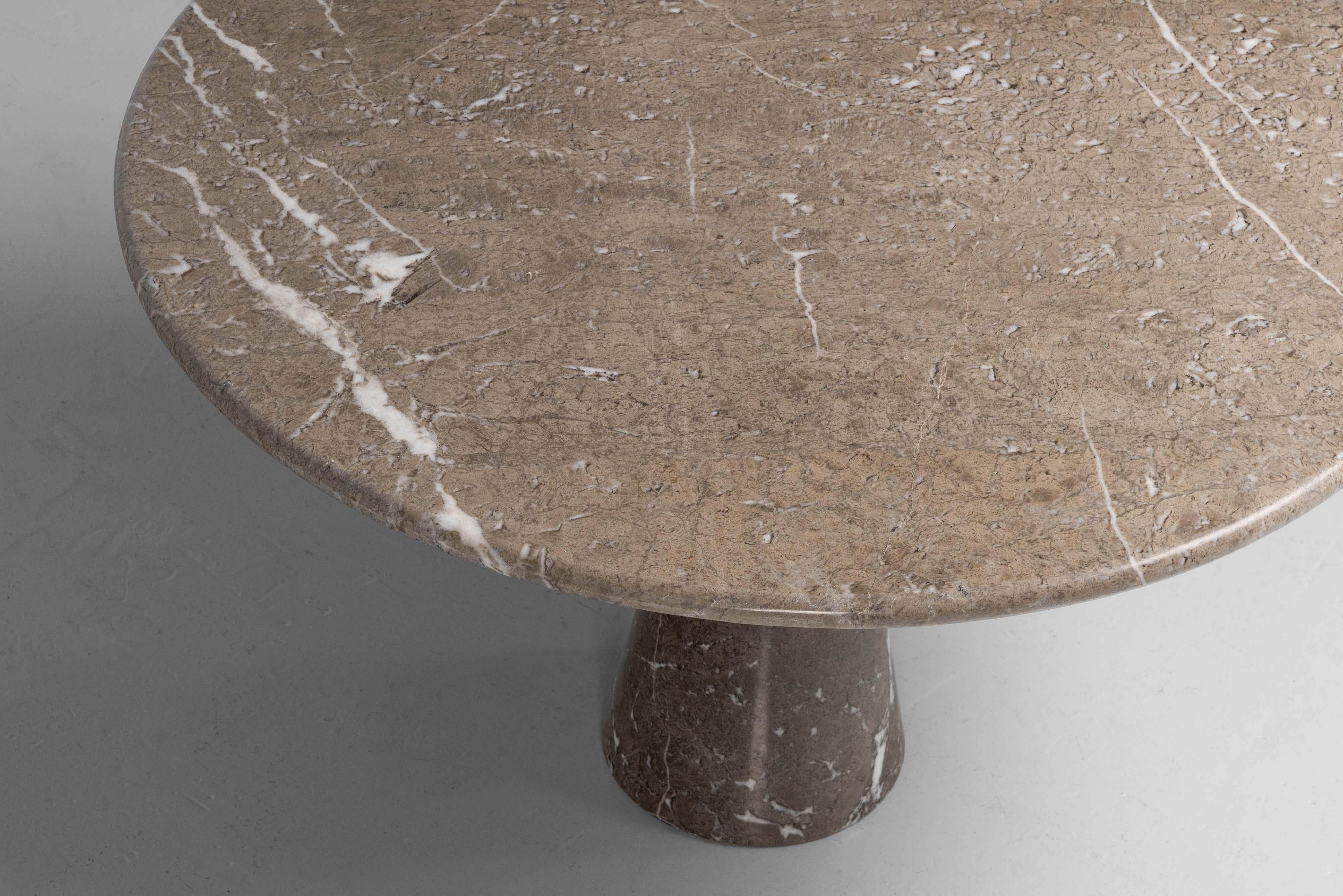 Wonderful and iconic M1T70 Mondragone marble dining table designed by Angelo Mangiarotti and manufactured by Skipper in Italy in 1969. The M table is a significant piece in Angelo Mangiarotti's work because it's the first time he used marble to