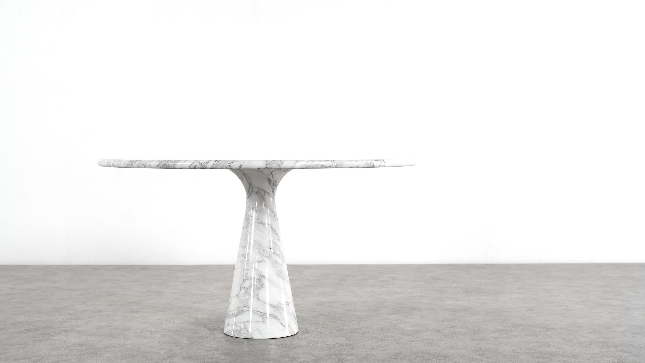 Important and beautiful M1 marble dining table by Angelo Mangiarotti, in perfect condition!
Made by Skipper, Italy.

Measures:
Ø 127.50cm / 71cm high - one of the greatest tables ever made!

Publications:
Catalogue of the Exhibition of Angelo