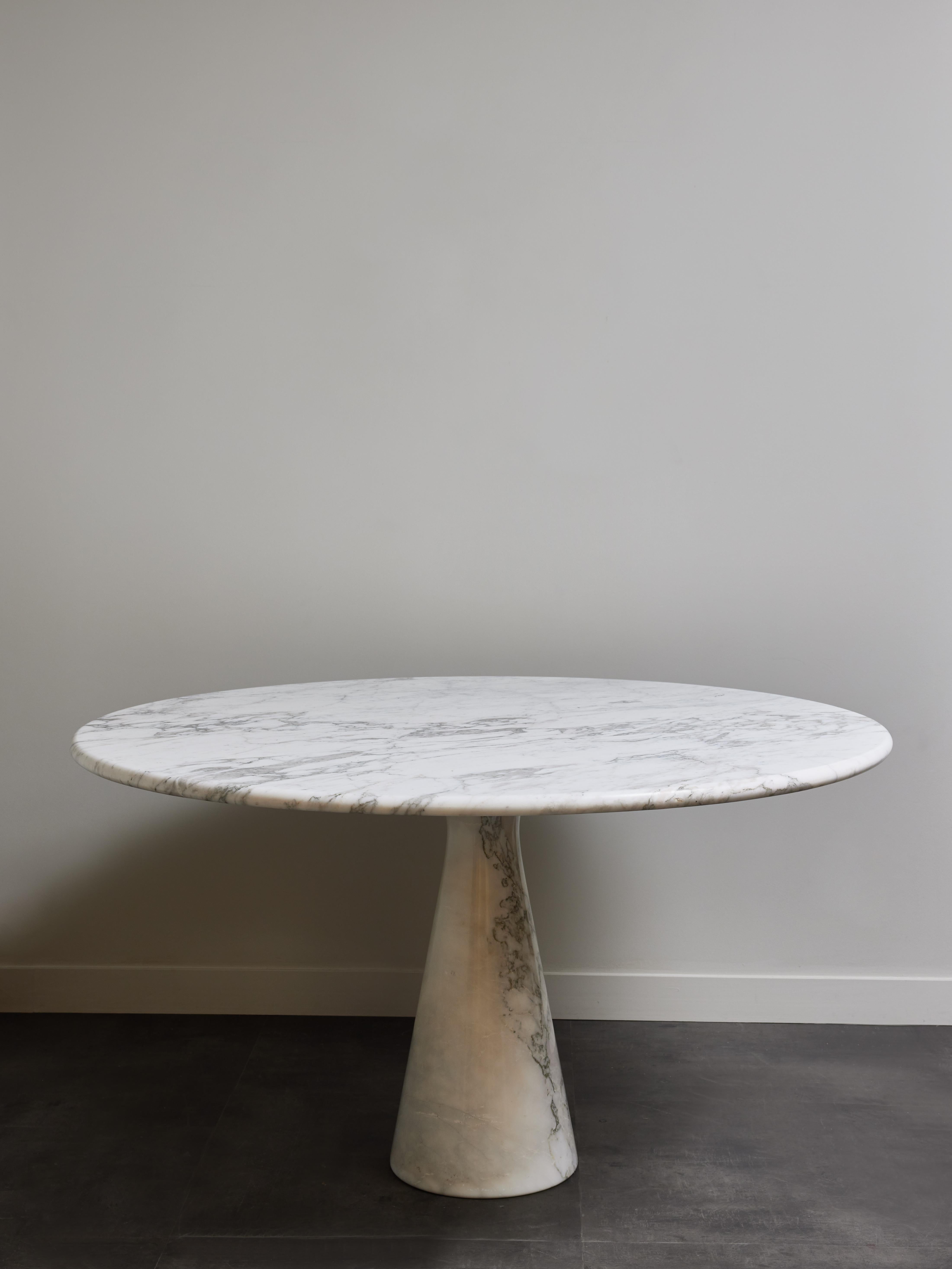 White marble gueridon designed  by Angelo Mangiarotti in the 1970s.

Can be used either as a presentation table or a dining table as it comfortably sits six persons.

