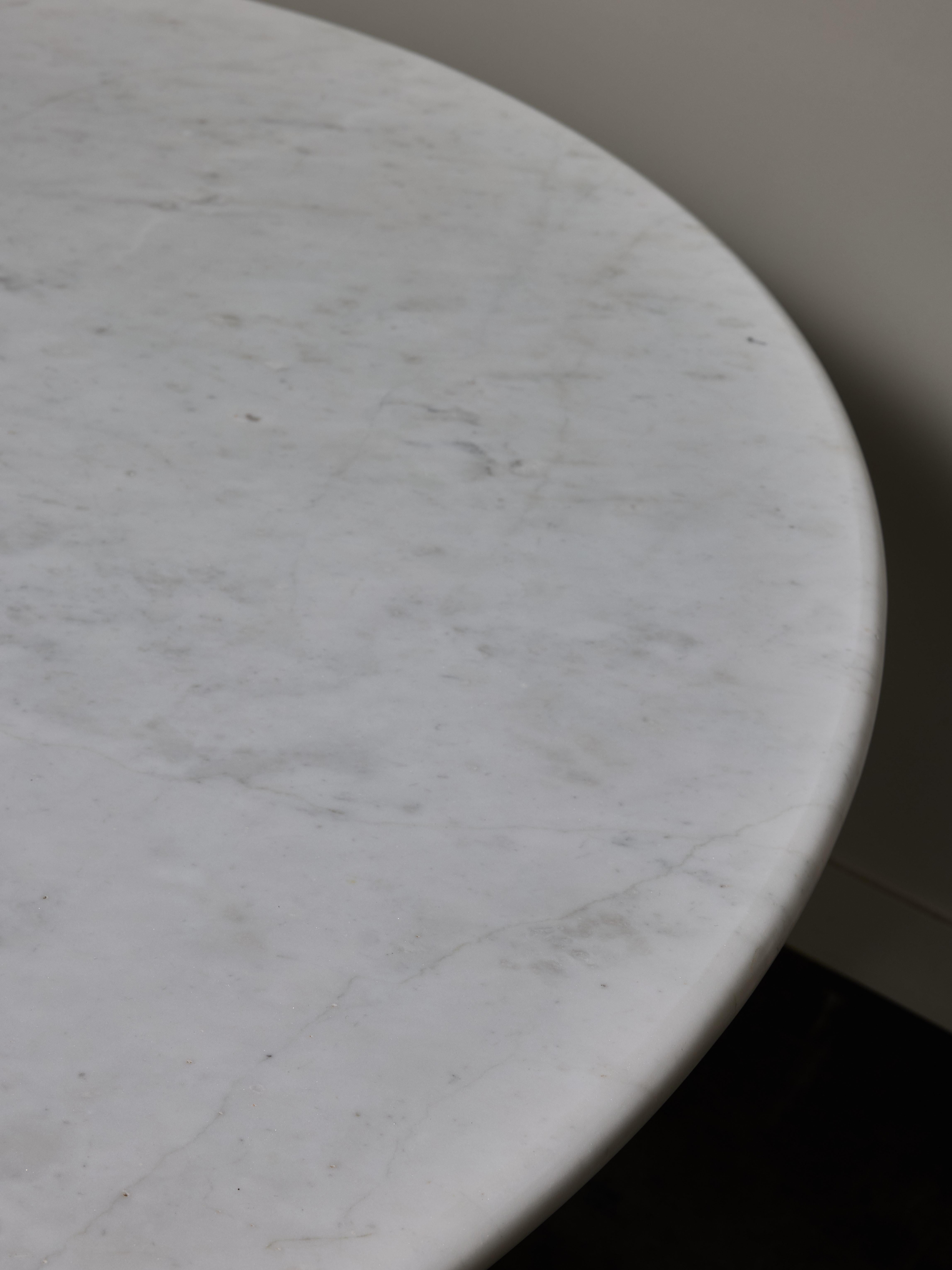 italien Angelo Mangiarotti Gueridon rond en marbre en vente