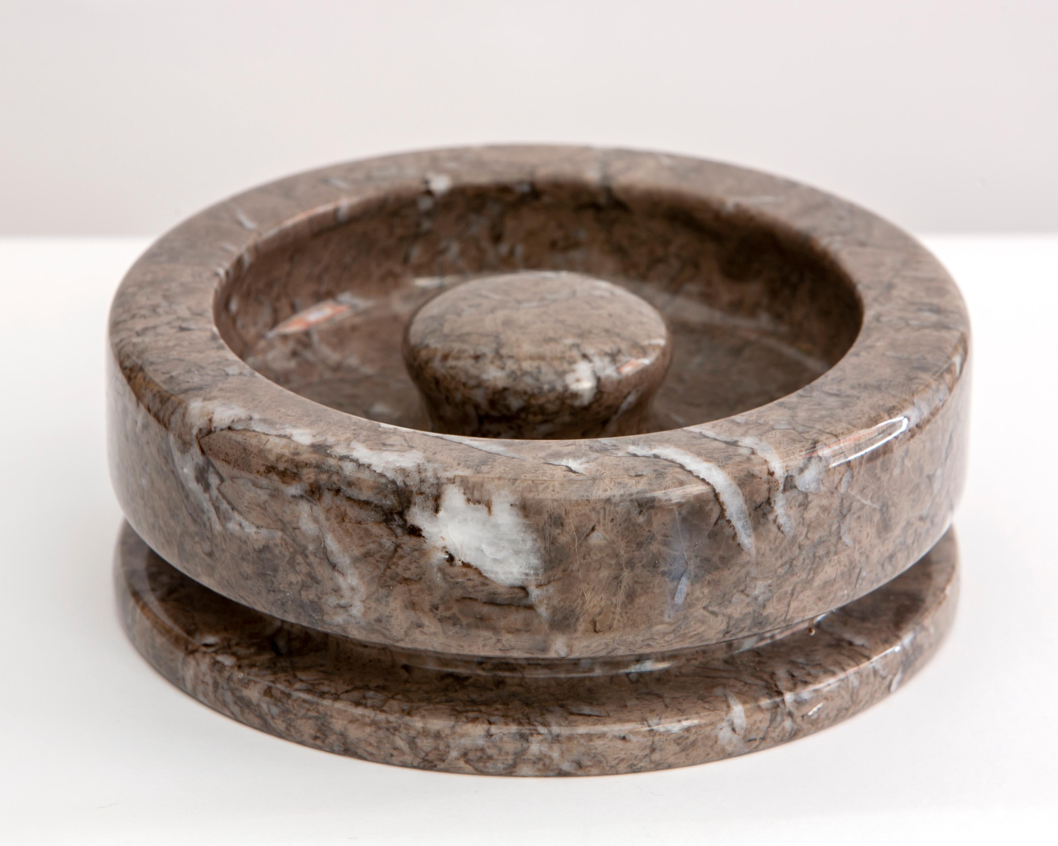 Angelo Mangiarotti (1921 - 2012)
Vaso in marmo Mondragone
Mod. 8532
Realizzato per Knoll International nel 1968
Misure: 20,5x7,5 cm
Peso: 4540 gr.