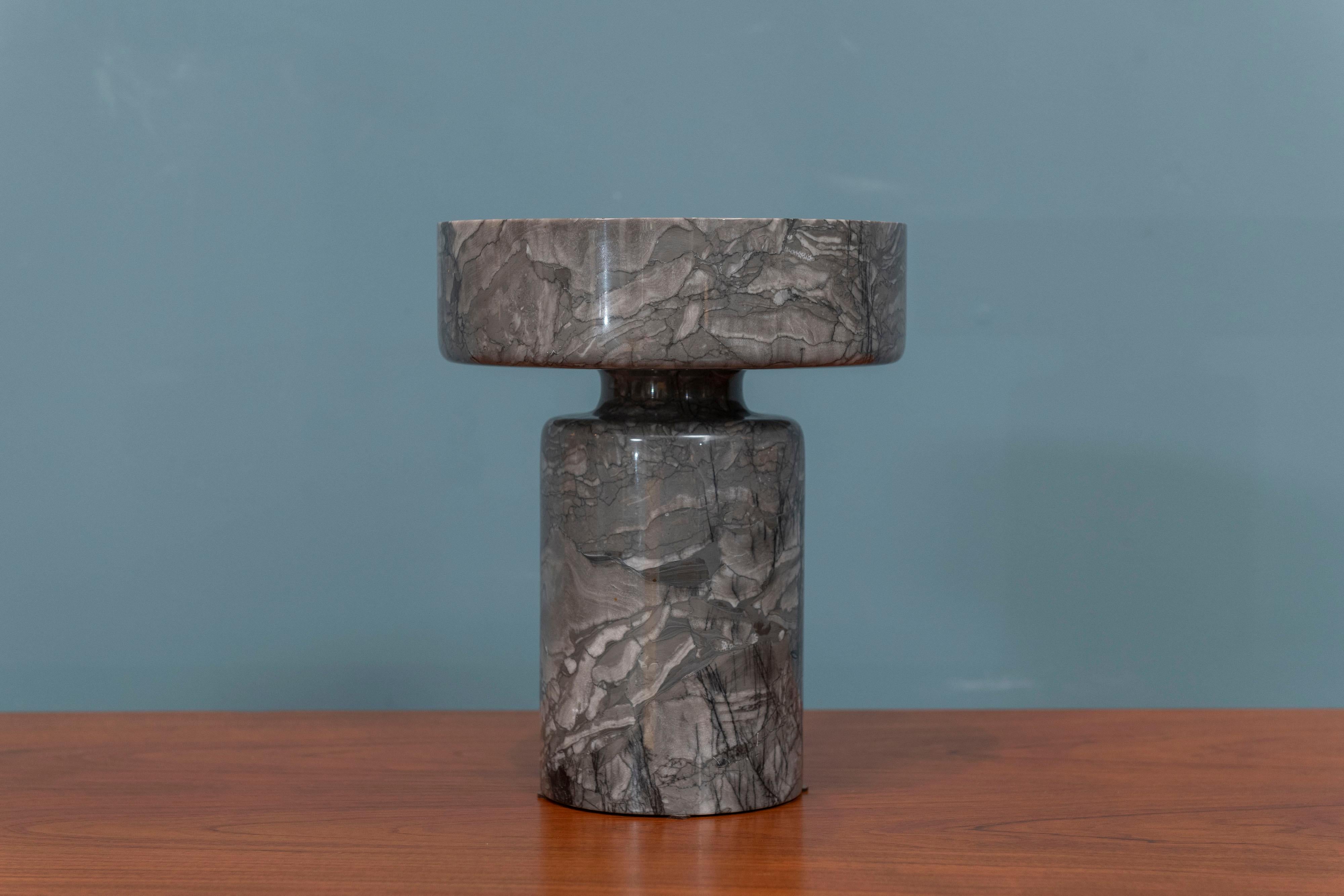 Vaso o recipiente in marmo di Angelo Mangiarotti in marmo massiccio tornito in un unico pezzo. In ottime condizioni originali, può essere utilizzato come vaso per i fiori o capovolto e diventare una composta o una ciotola.