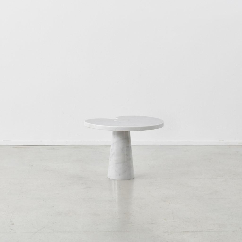 Table d'appoint originale en marbre de Mangiarotti. Cette table basse de la série Eros a été conçue par Angelo Mangiarotti pour Skipper en Italie en 1971. Elle est réalisée en marbre blanc de Carrare massif. Cette table élégante et organique