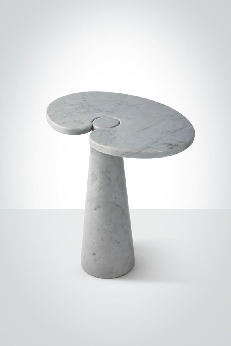 Original side table in marble by Mangiarotti. This side table from the Eros series was designed by Angelo Mangiarotti for Skipper in Italy in 1971. It is made of solid white Carrara marble. This elegant and organic table has beautiful and subtle