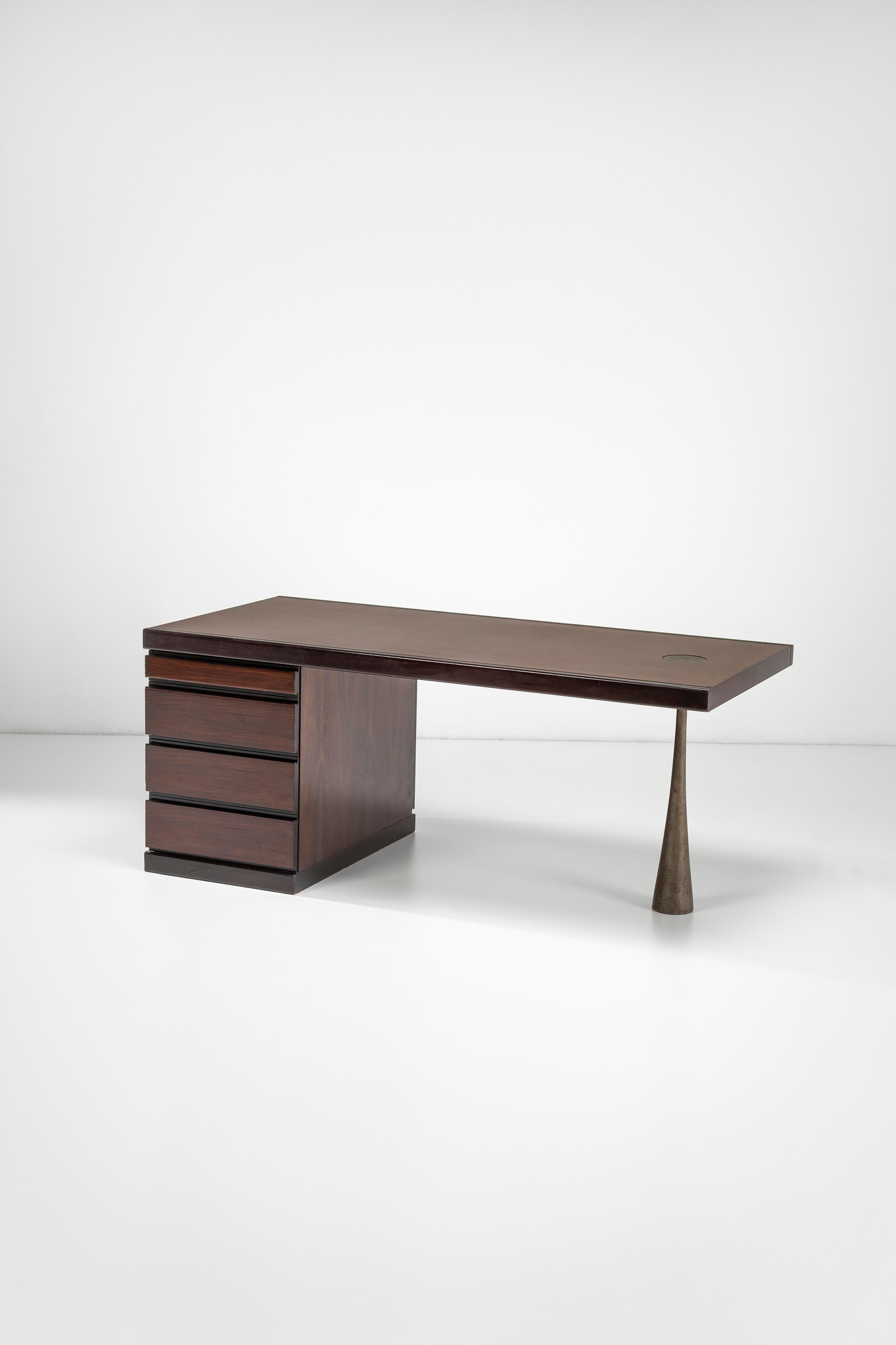 Seltener Schreibtisch, entworfen von Angelo Mangiarotti. Dieses elegante und materielle Stück erinnert an den Stil des Designers, indem es Elemente, die bereits für andere für La Sorgente dei Mobili entworfene Möbel verwendet wurden, wie runde oder