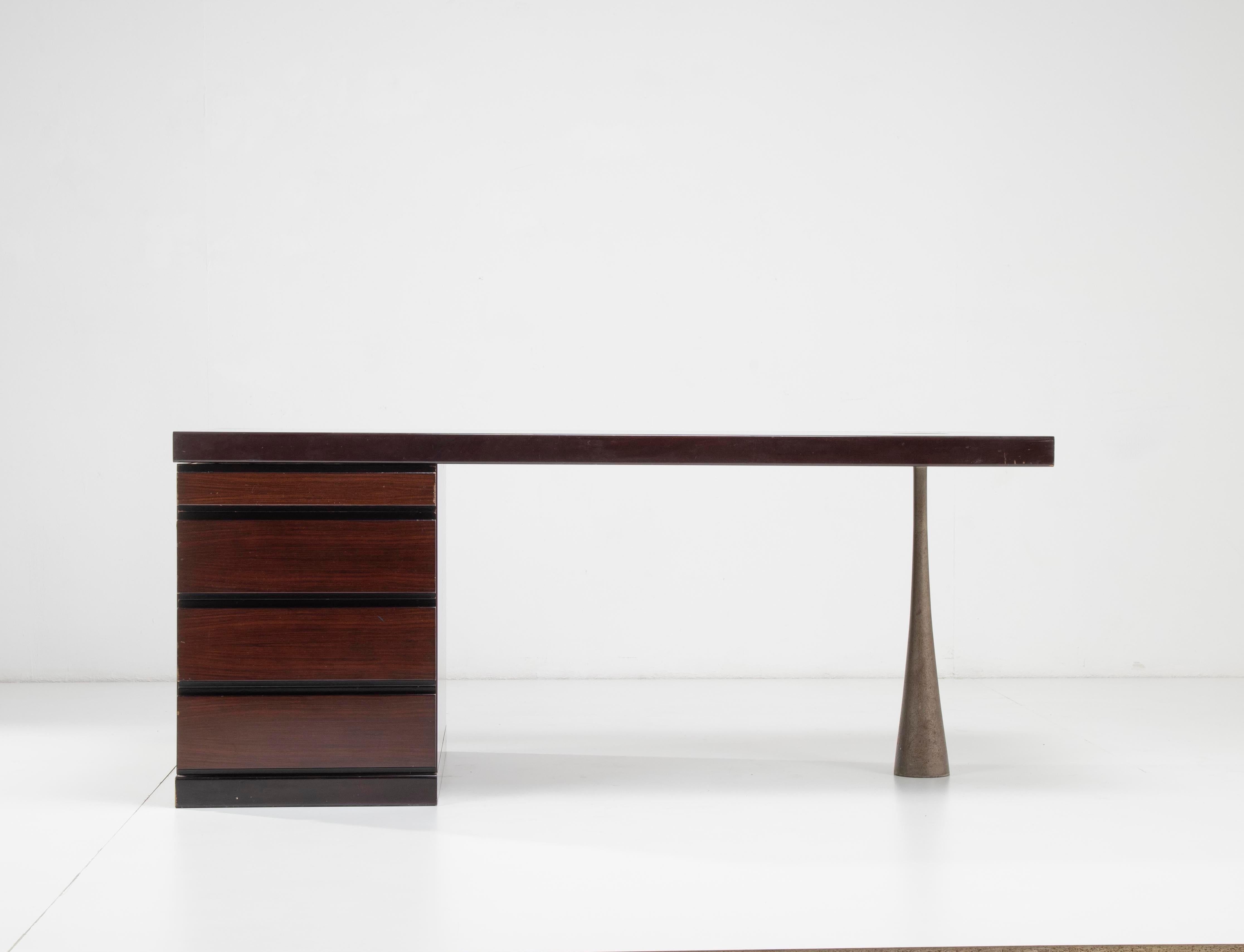 Angelo Mangiarotti Rare desk with single cast iron foot - Italian Design 1970s In Fair Condition For Sale In Milan, IT