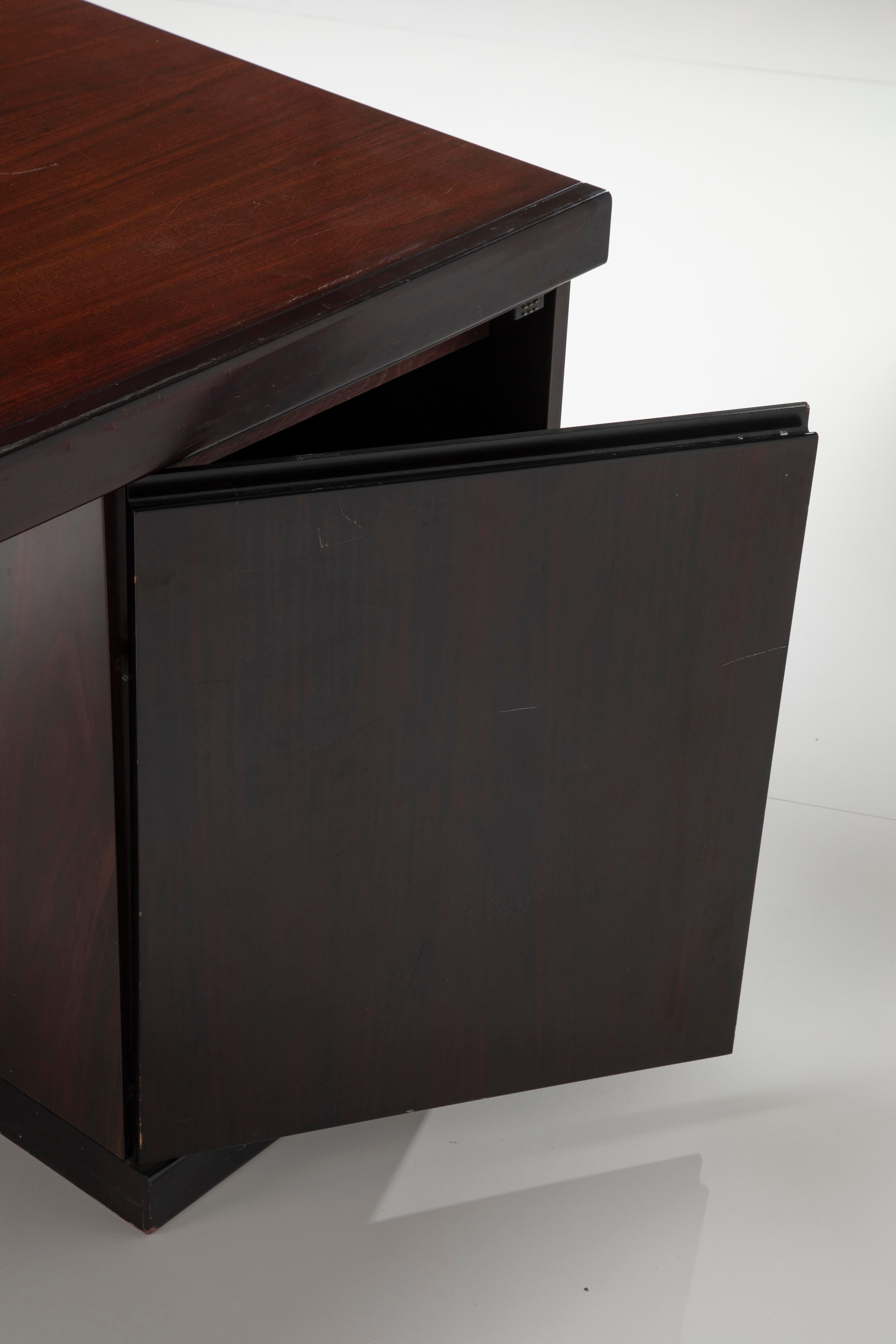 Angelo Mangiarotti Rare desk with single cast iron foot - Italian Design 1970s For Sale 2
