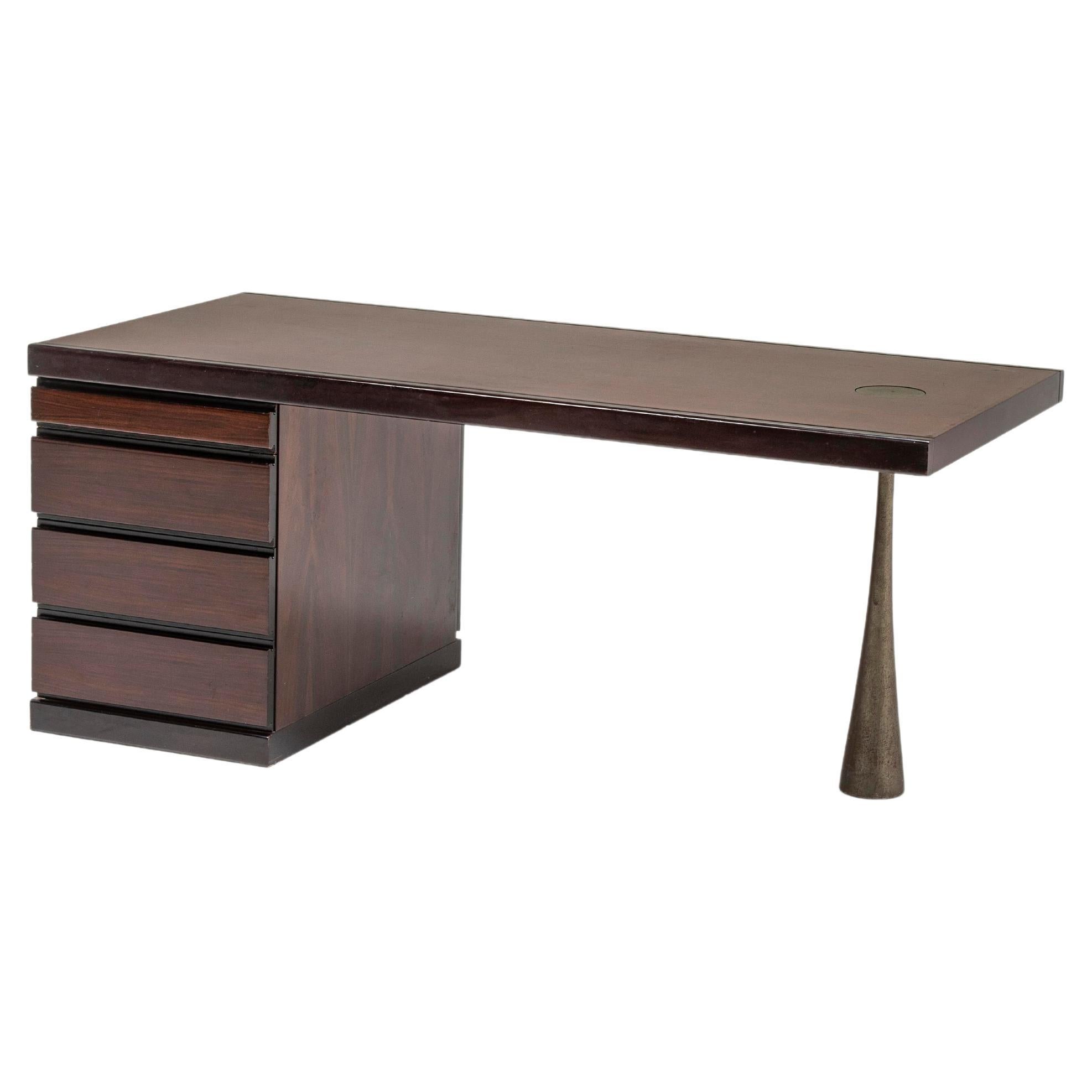 Bureau rare Angelo Mangiarotti avec un seul pied en fonte - Design italien des années 1970 en vente