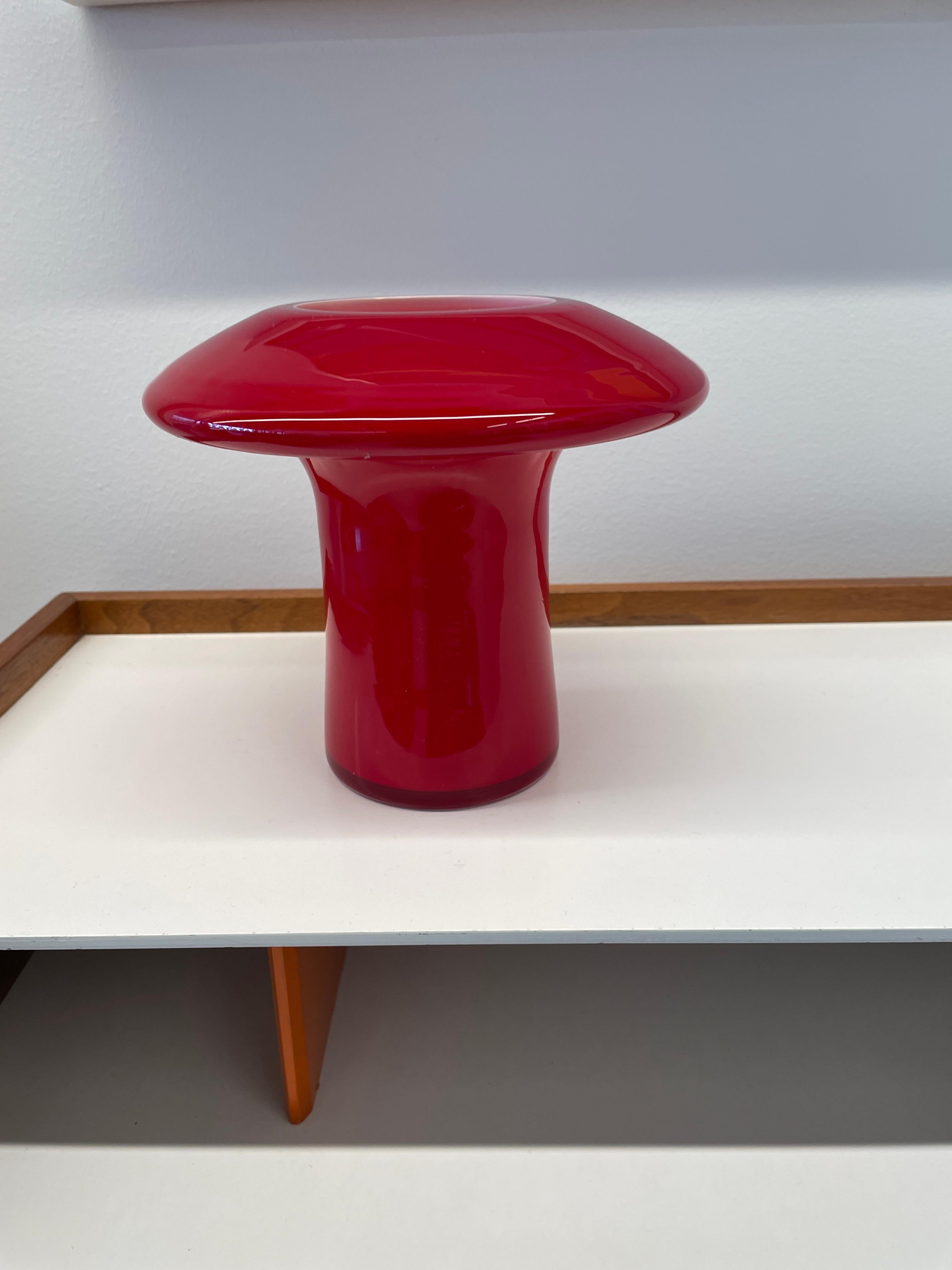 Mid-Century Modern Angelo Mangiarotti red glass vase for Knoll International, Italy, circa 1968