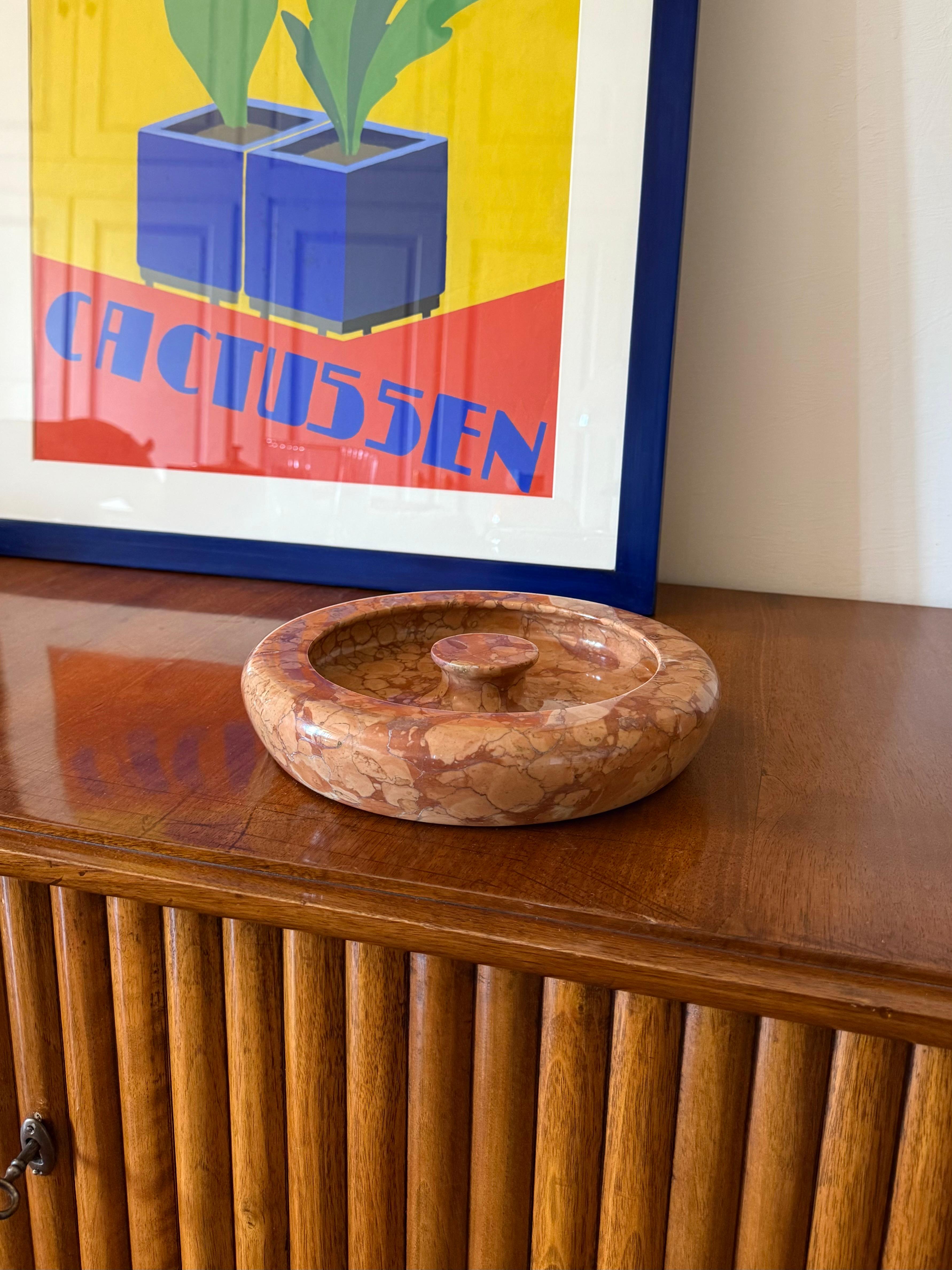 Luxury red Verona marble centerpiece / bowl

designed by Angelo Mangiarotti, manufactured by Knoll International Italy, 1970s

25.5 diam. x 5.5 cm h

Conditions: Excellent, no defects