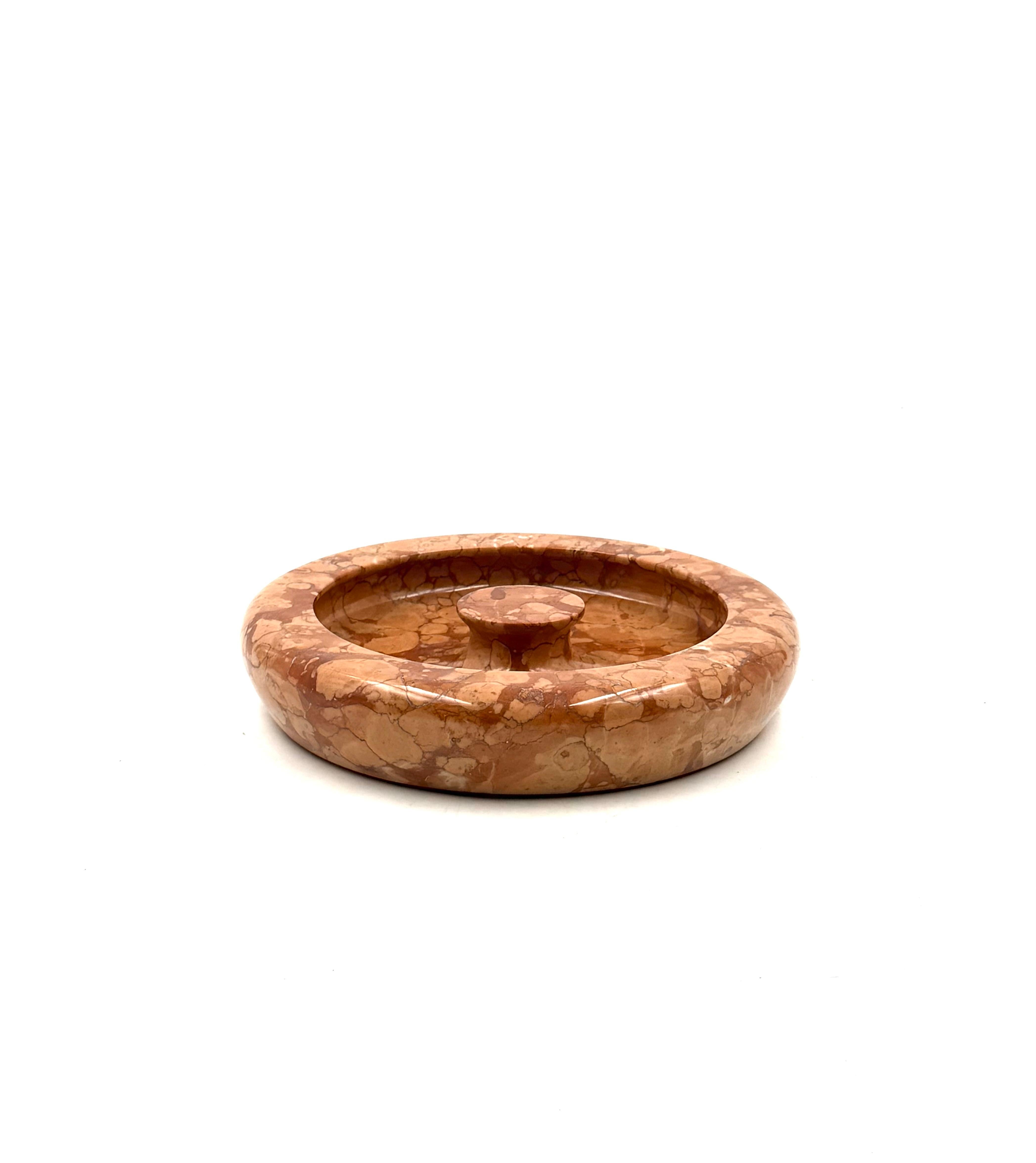Angelo Mangiarotti, red marble centerpiece / bowl, Knoll Internat. Italy, 1970s Late 20th Century en venta